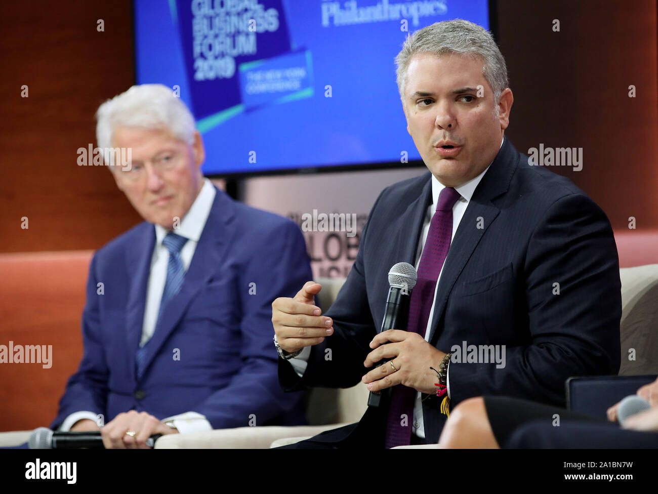 New York, Stati Uniti. Xxv Sep, 2019. Ivan Duque Marquez, presidente della Colombia, parla come ex presidente degli Stati Uniti William Clinton ascolta durante un live TV intervista al terzo annuale di Bloomberg Global Business Forum tenutosi presso il Plaza Hotel di New York City di mercoledì, 25 settembre 2019. Politici e i business leader che frequentano il forum sono di discutere di come i cambiamenti climatici gli effetti l'economia mondiale e le possibili soluzioni alla crisi. Foto di Monika Graff/UPI Credito: UPI/Alamy Live News Foto Stock