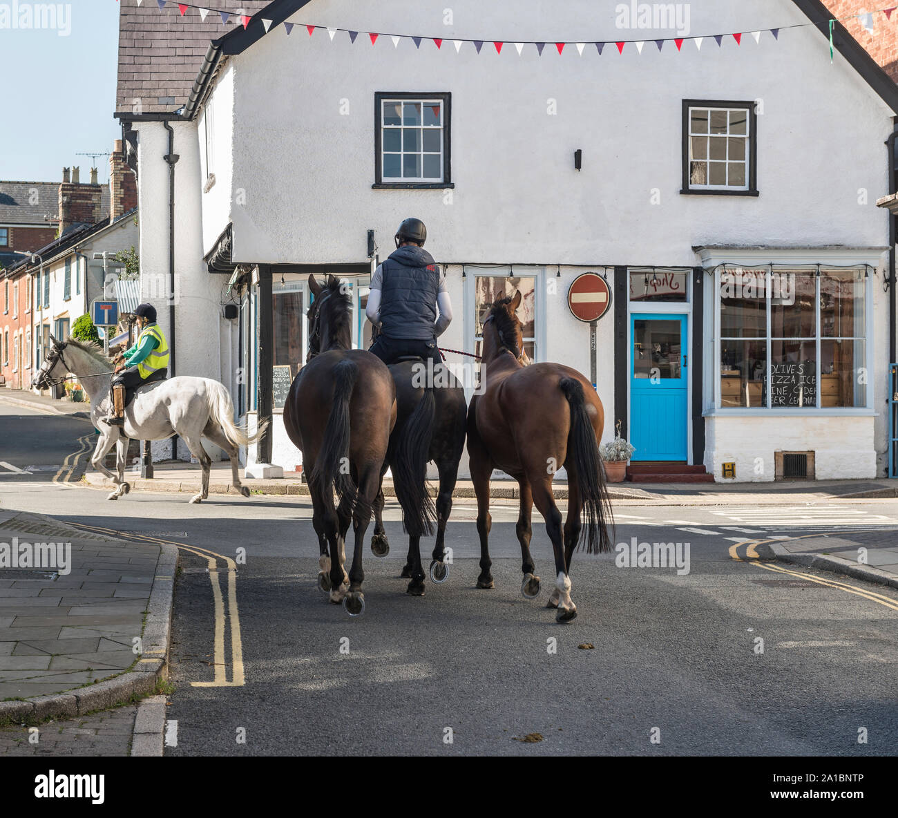 Una scena di strada nella tranquilla cittadina di Presteigne, Powys, Regno Unito, sul confine tra Inghilterra e Galles. Era la vecchia città della contea di Radnorshire Foto Stock