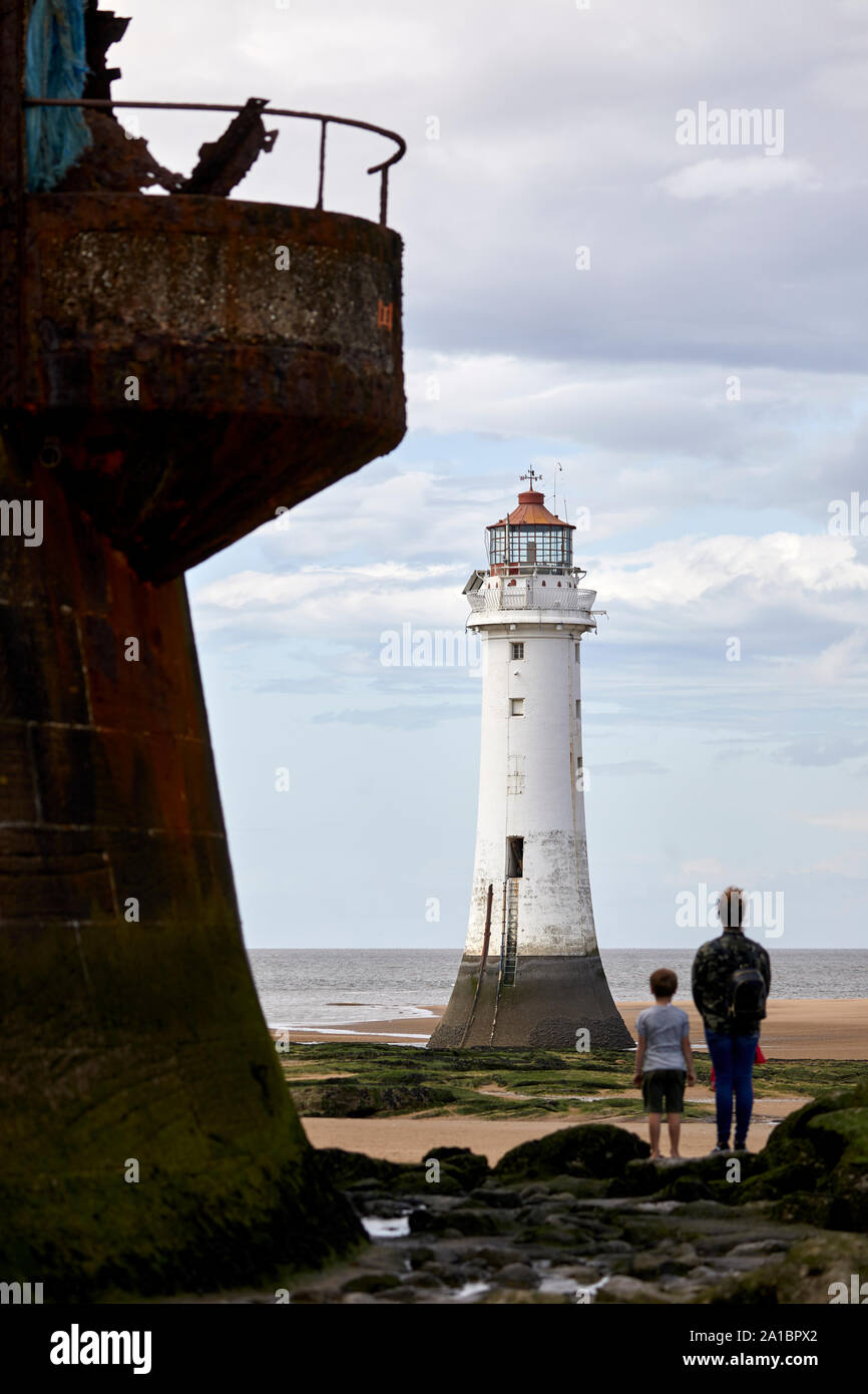 Legato di nuovo la spiaggia di Brighton Wallasey landmark faro smantellata fiume Mersey Liverpool Bay conosciuta localmente come pesce persico Rock Foto Stock