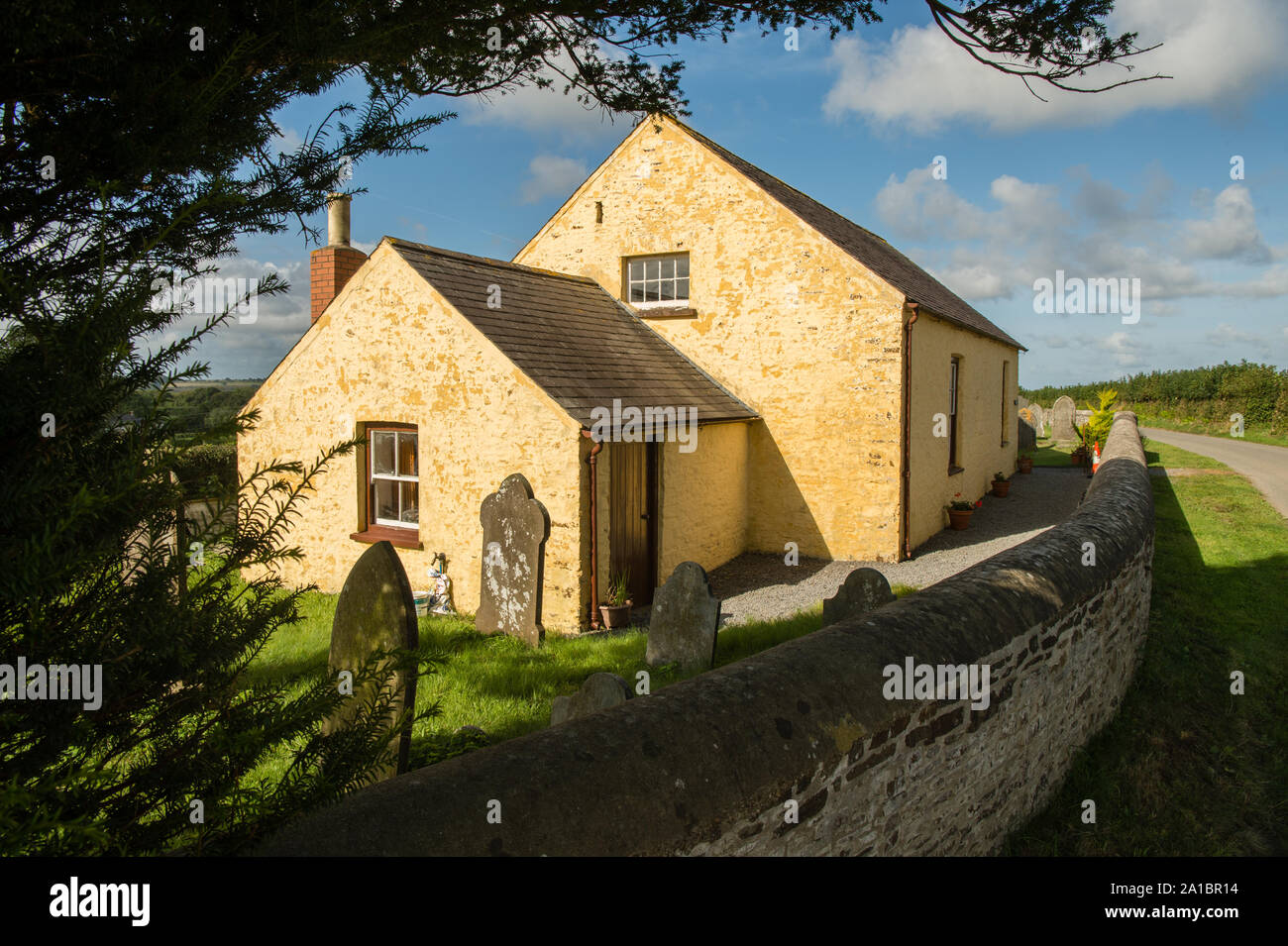 Burnett's Hill Calvinistic cappella metodista , una rara sopravvivenza degli inizi del Pembrokeshire cappella architettura. Costruito in stile cottage nel 1812 per servire delle miniere di carbone della Comunità Landshipping e Martletwy, che è stato poco alterata nel corso degli anni. Come tante cappelle gallese, è stato costretto a chiudere negli anni ottanta per volere di una congregazione. Nel 1998 un gruppo di persone locali formati stessi in amici del Burnett sulla collina del Chapel e impostare sul salvataggio di costruzione e ha riaperto come un occasionale music venue in 2001 Foto Stock