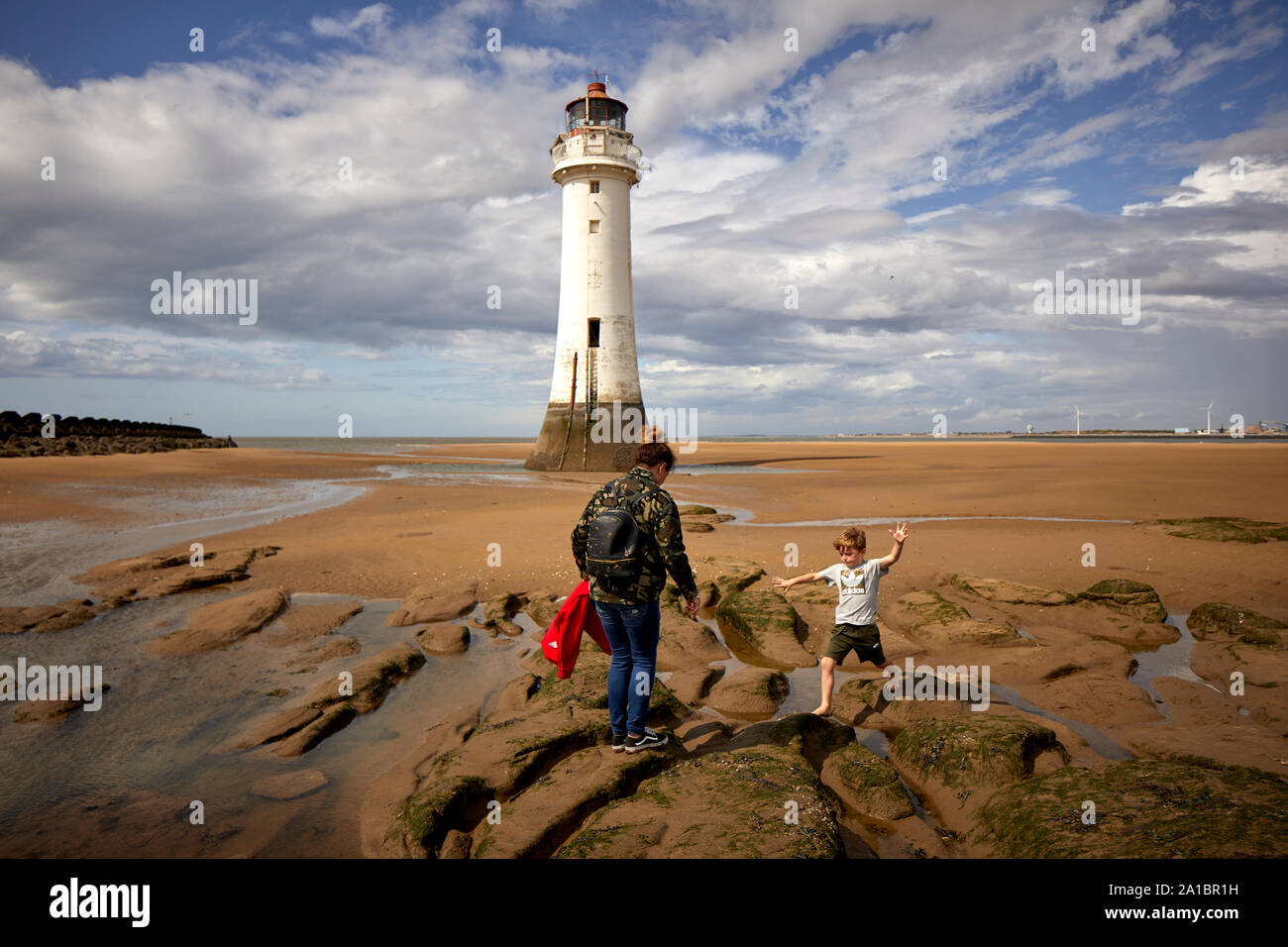 Legato di nuovo la spiaggia di Brighton Wallasey landmark faro smantellata fiume Mersey Liverpool Bay conosciuta localmente come pesce persico Rock Foto Stock