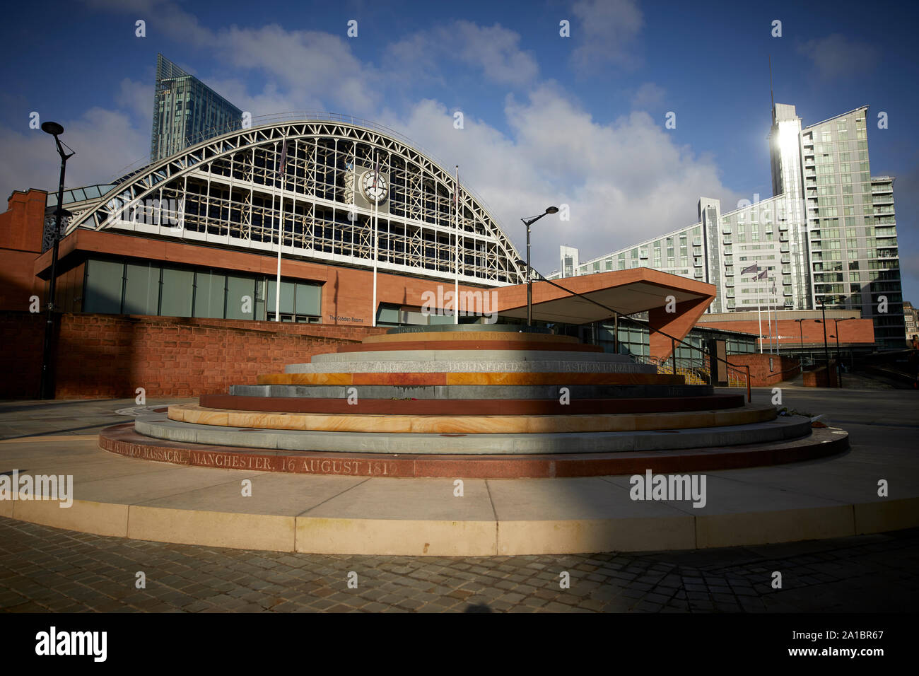 Manchester Central Convention Complex con memorial al massacro di Peterloo, progettato da Jeremy Deller Foto Stock