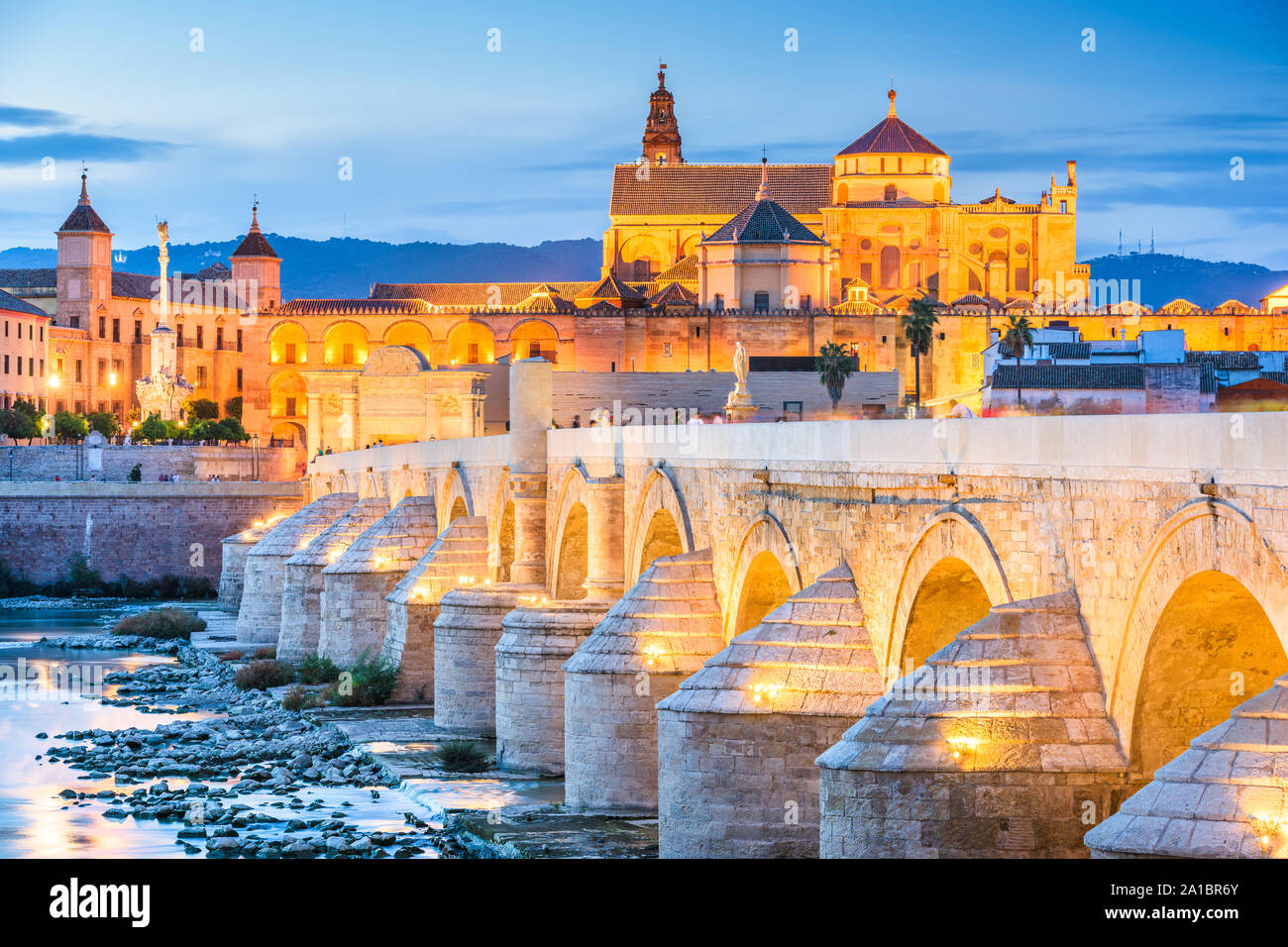 Cordoba, Spagna presso il ponte romano e Moschea-cattedrale sul fiume Guadalquivir. Foto Stock