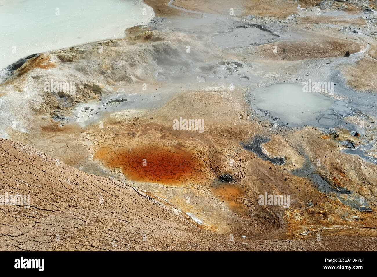 Attiva area geotermica con suoli colorati, fango i fori e le superfici d'acqua, vista dettagliata - Location: Islanda Foto Stock