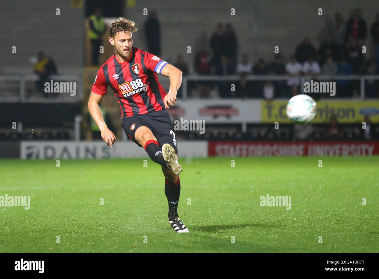 Burton upon Trent, Regno Unito. Xxv Sep, 2019. Simon Francesco di Bournemouth (2) mette in una croce durante l EFL Carabao Cup match tra Burton Albion e Bournemouth al Pirelli Stadium, Burton upon Trent, in Inghilterra il 25 settembre 2019. Foto di Mick Haynes. Solo uso editoriale, è richiesta una licenza per uso commerciale. Nessun uso in scommesse, giochi o un singolo giocatore/club/league pubblicazioni. Credit: UK Sports Pics Ltd/Alamy Live News Foto Stock