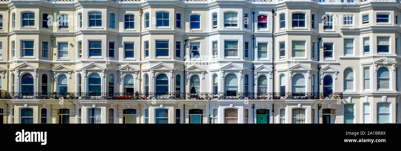 Una linea di bianco inglese identiche a schiera regency a quattro piani case con finestre a bovindo e balconi, Brighton East Sussex, Inghilterra, UK, Regno Unito Foto Stock