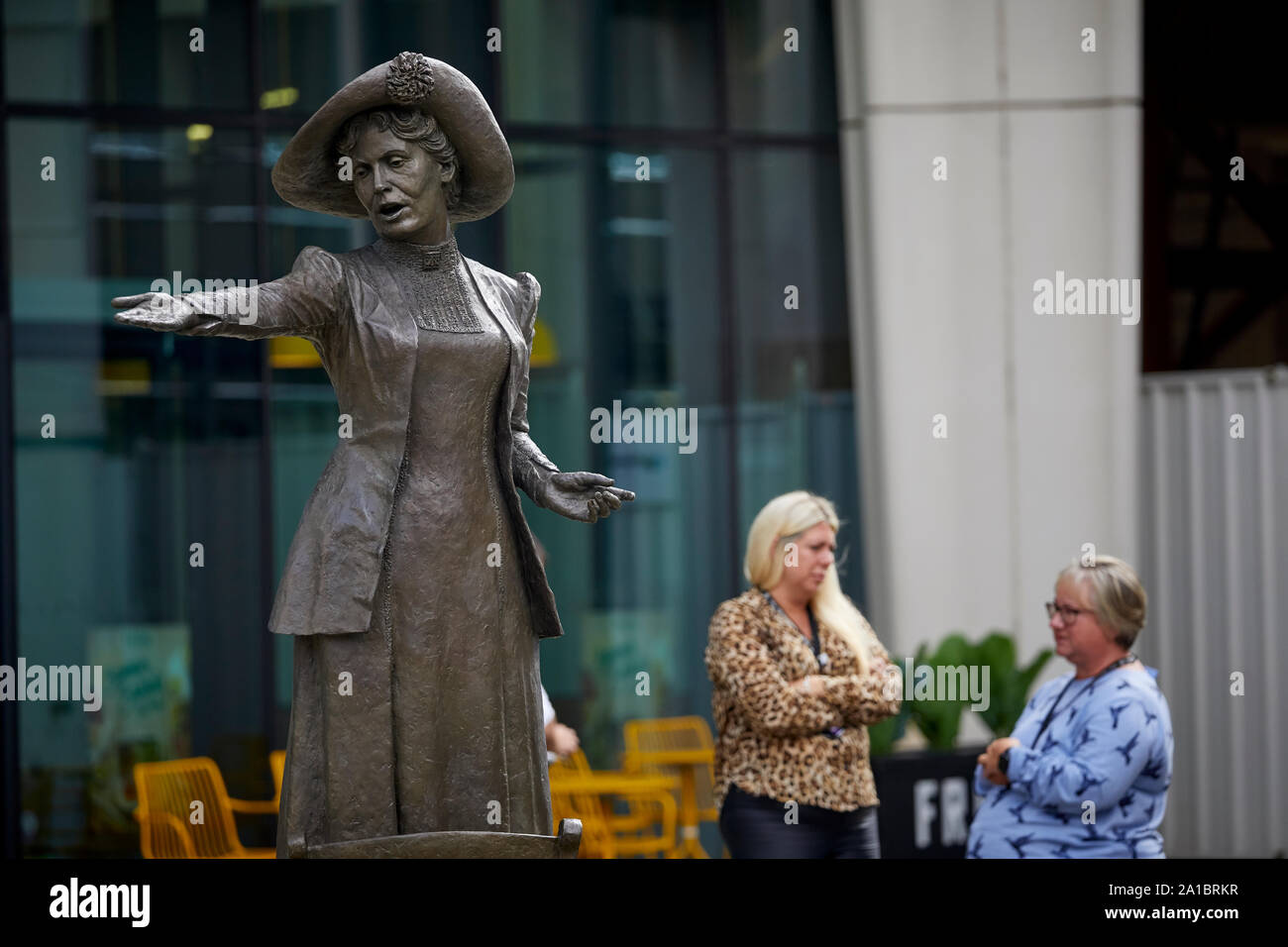 Statua di Manchester del leader delle suffragette Emmeline Pankhurst (ufficialmente chiamato Alzatevi donne scultura in bronzo in Piazza San Pietro per artista Hazel Reev Foto Stock