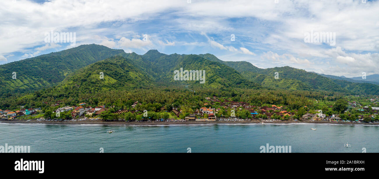 Panoramica vista aerea della Spiaggia di Amed a Bali, in Indonesia Foto Stock