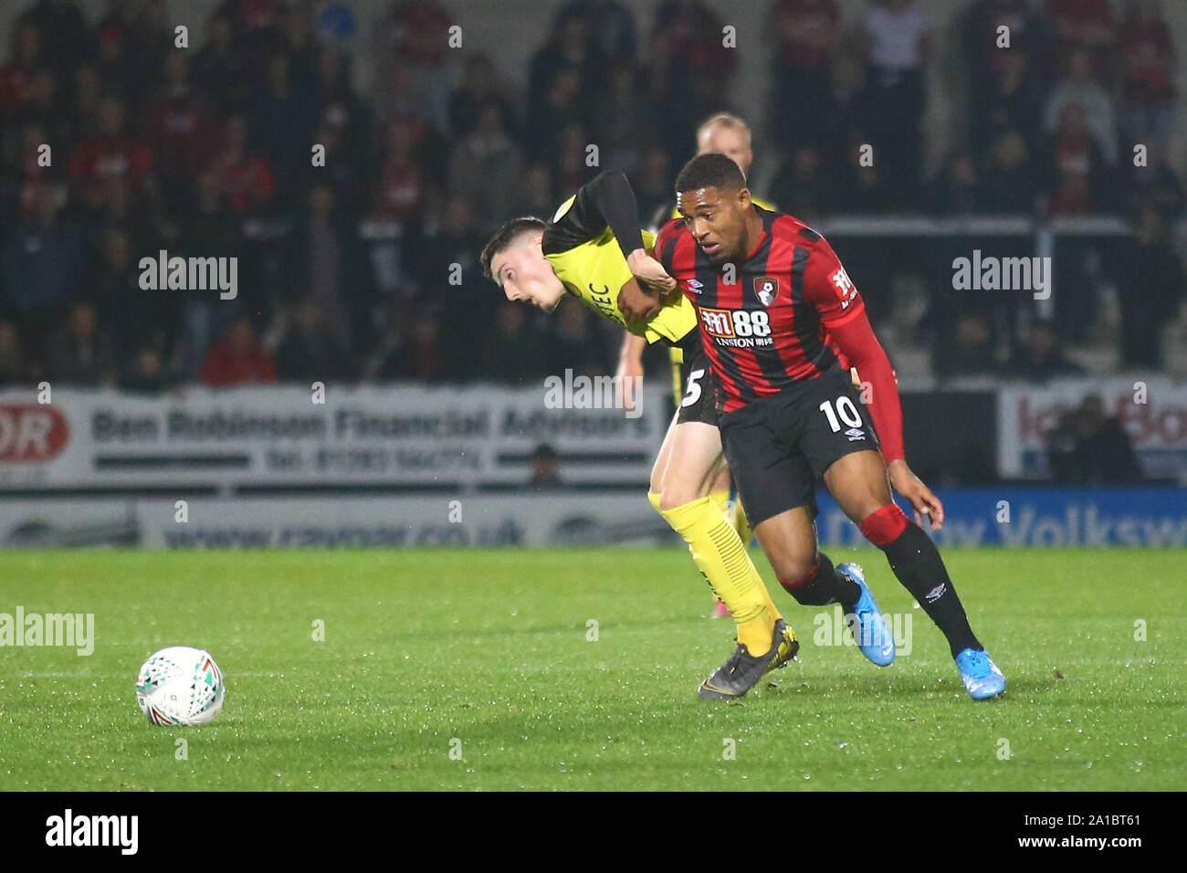 Burton upon Trent, Regno Unito. Xxv Sep, 2019. Jordon Ibe di Bournemouth (10) tussles con Reece Hutchinson di Burton Albion (15) durante il Carabao EFL Cup match tra Burton Albion e Bournemouth al Pirelli Stadium, Burton upon Trent, in Inghilterra il 25 settembre 2019. Foto di Mick Haynes. Solo uso editoriale, è richiesta una licenza per uso commerciale. Nessun uso in scommesse, giochi o un singolo giocatore/club/league pubblicazioni. Credit: UK Sports Pics Ltd/Alamy Live News Foto Stock