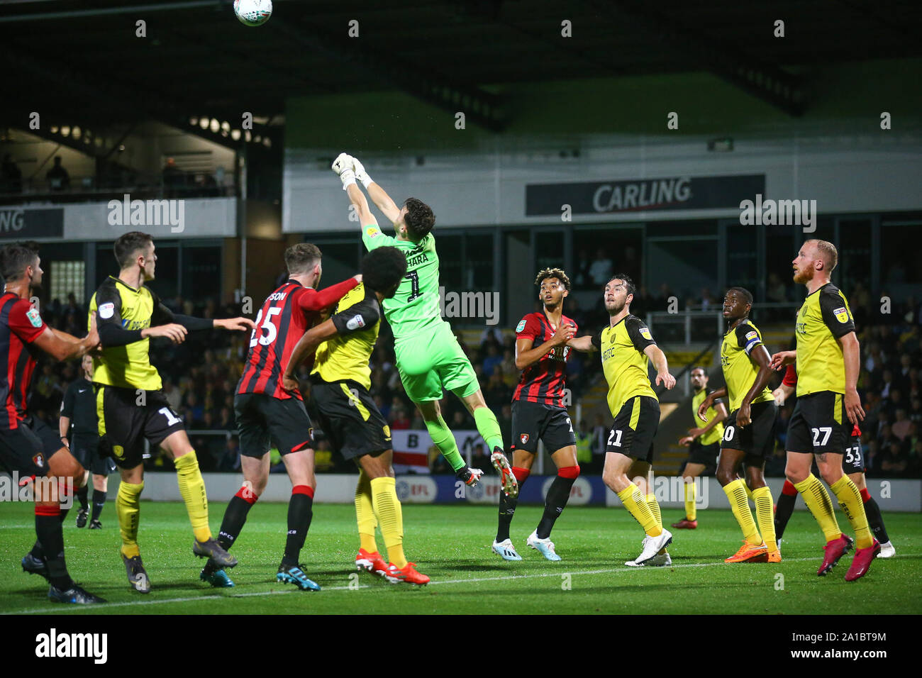 Burton upon Trent, Regno Unito. Xxv Sep, 2019. Kieran O'Hara di Burton Albion (1) punzoni chiaro un angolo durante l EFL Carabao Cup match tra Burton Albion e Bournemouth al Pirelli Stadium, Burton upon Trent, in Inghilterra il 25 settembre 2019. Foto di Mick Haynes. Solo uso editoriale, è richiesta una licenza per uso commerciale. Nessun uso in scommesse, giochi o un singolo giocatore/club/league pubblicazioni. Credit: UK Sports Pics Ltd/Alamy Live News Foto Stock