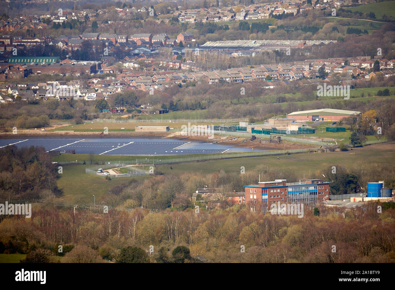 Tameside boarder Werneth bassa guardando giù al serbatoio Godley Foto Stock