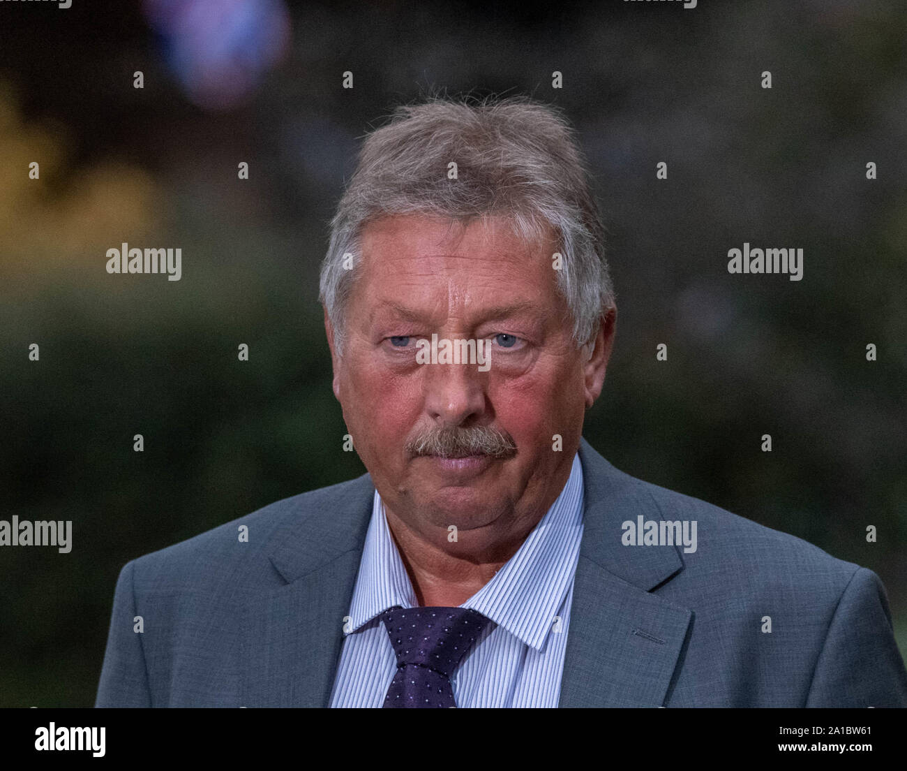 Londra REGNO UNITO 25 sett. 2019 i politici e i commentatori di Westminster dopo il richiamo del Parlamento Sammy Wilson MP DUP portavoce Brexit parla con il supporto di credito DavidsonAlamy Ian Live News Foto Stock