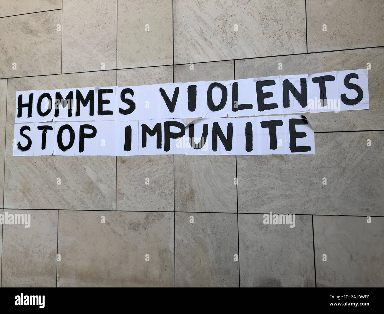 Montreuil, Francia, Arte di strada femminista francese che protesta la violenza domestica sulle mura suburbane della città ('l'impunità di arresto per gli uomini violenti') protesta l'attivismo della francia arte di strada Foto Stock