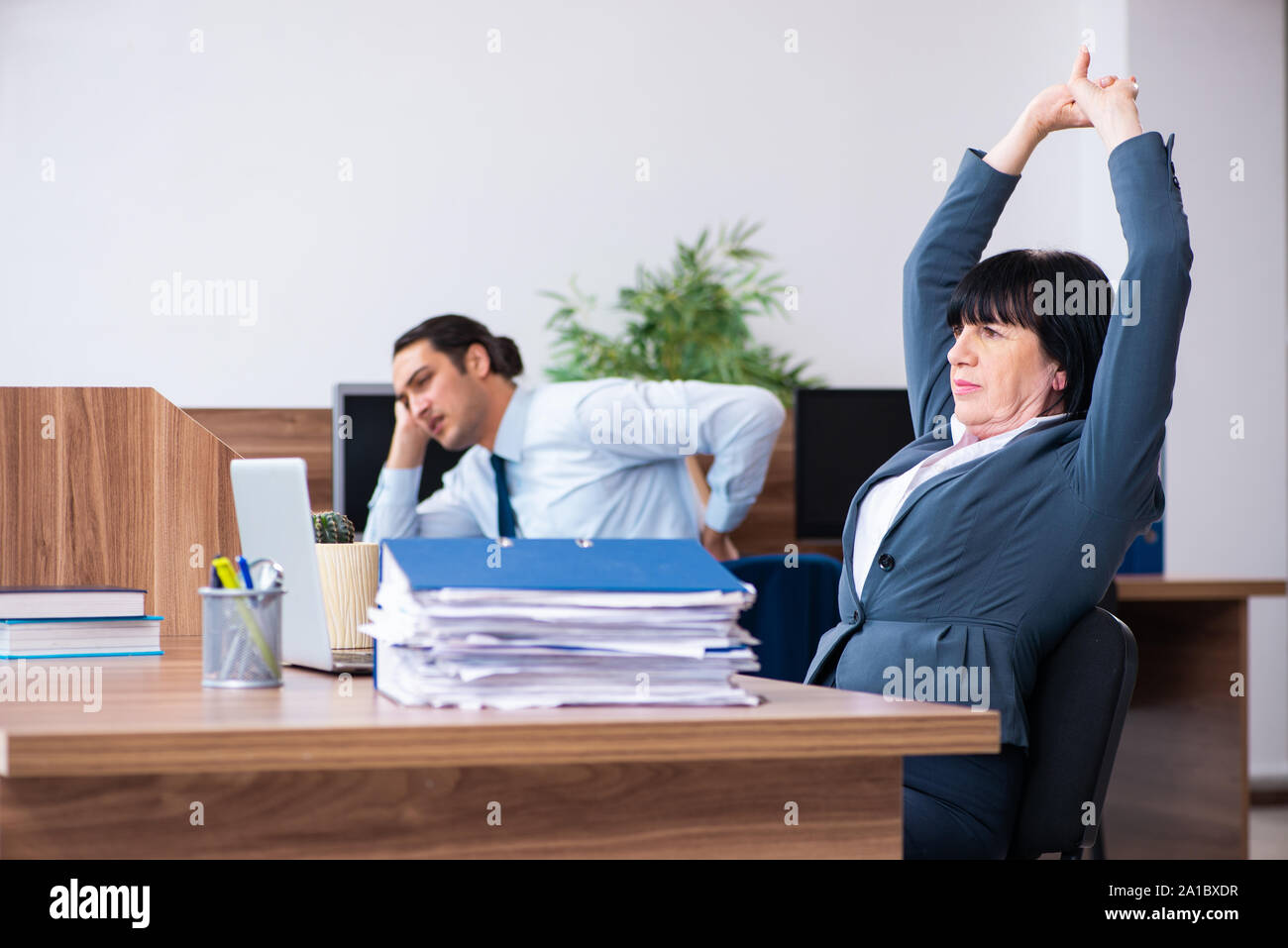 I due dipendenti facendo sport esercizi in ufficio Foto Stock