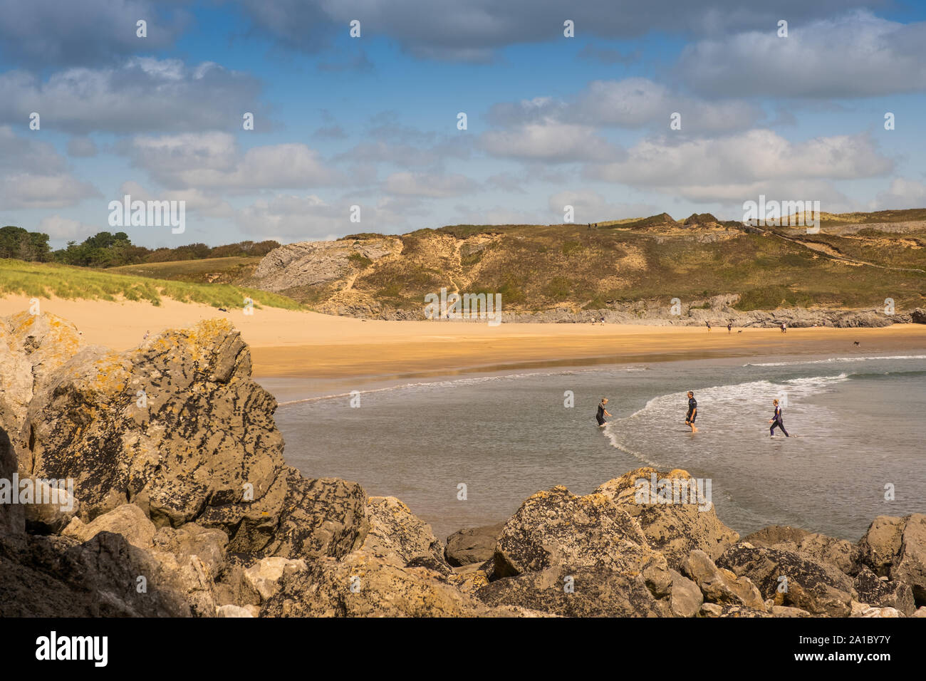Viaggi e turismo : Persone godendo di un tardo pomeriggio estivo sulle sabbie dorate a Broadhaven South Beach e la fascia costiera, Pembrokeshire , South West Wales UK Foto Stock