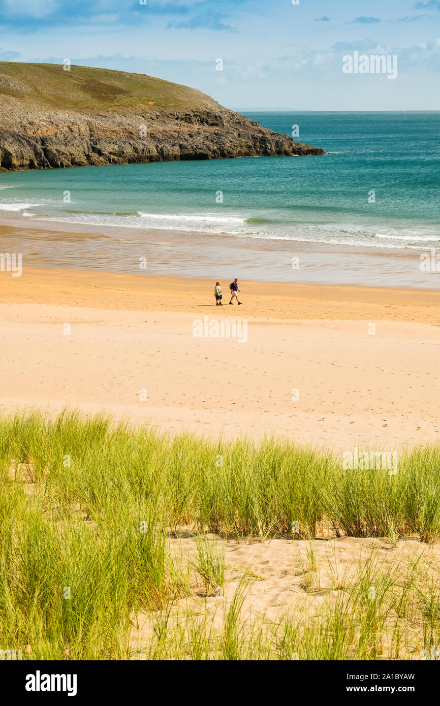 Viaggi e turismo : Persone godendo di un tardo pomeriggio estivo sulle sabbie dorate a Broadhaven South Beach e la fascia costiera, Pembrokeshire , South West Wales UK Foto Stock