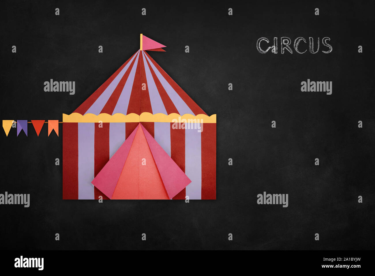 Tenda del circo di carta origami sulla lavagna Foto Stock