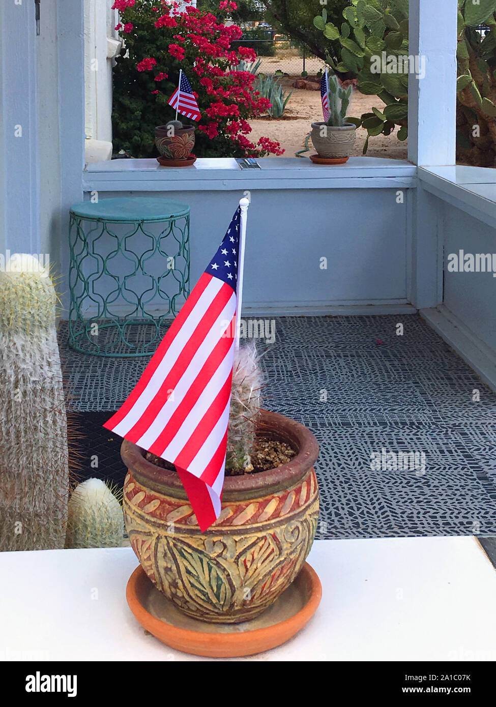 Bandierine americane in cactacee pentole sul portico anteriore di una casa in Tucson AZ Foto Stock