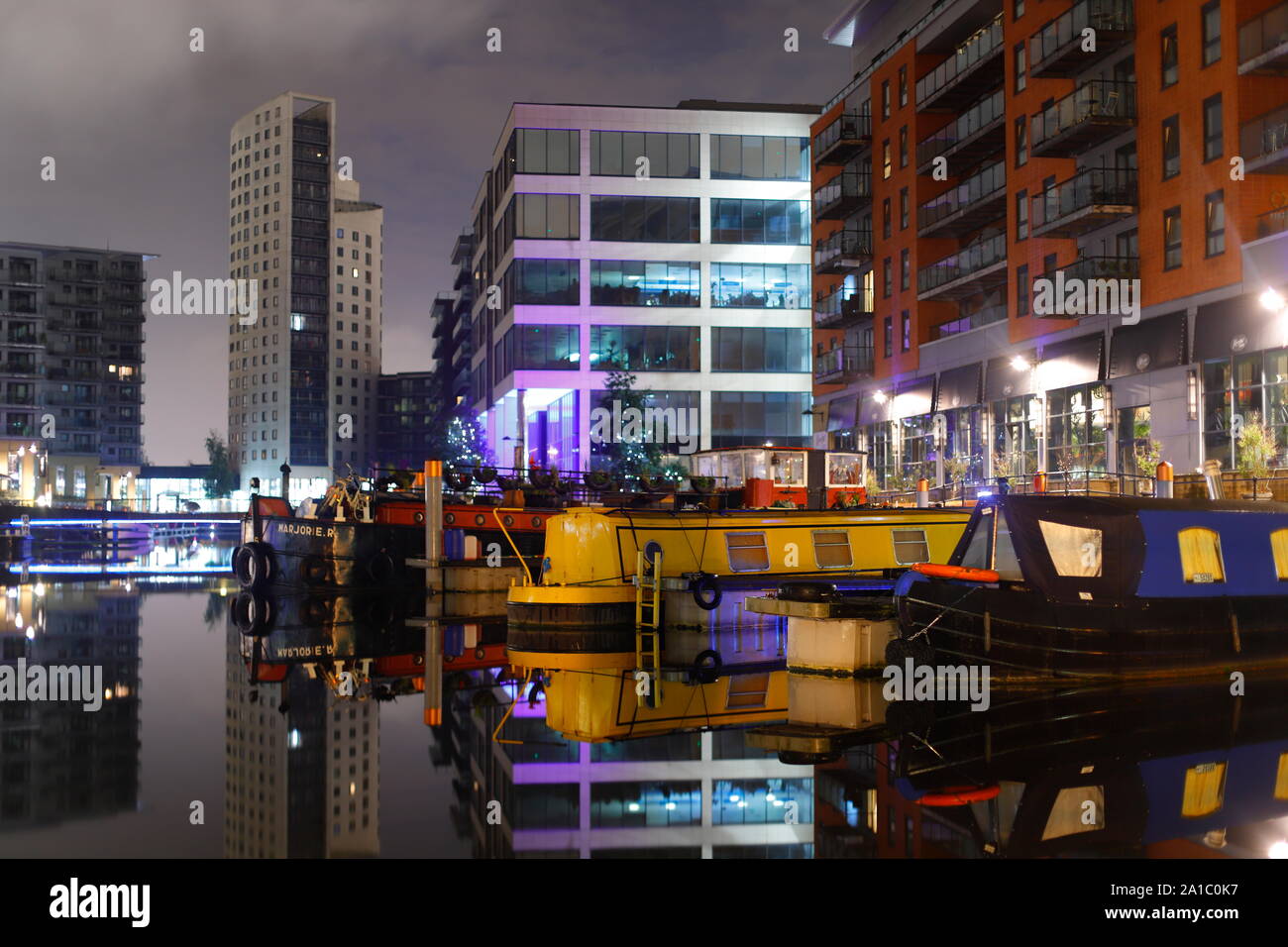 Riflessioni a Leeds Dock di mattina presto. Foto Stock