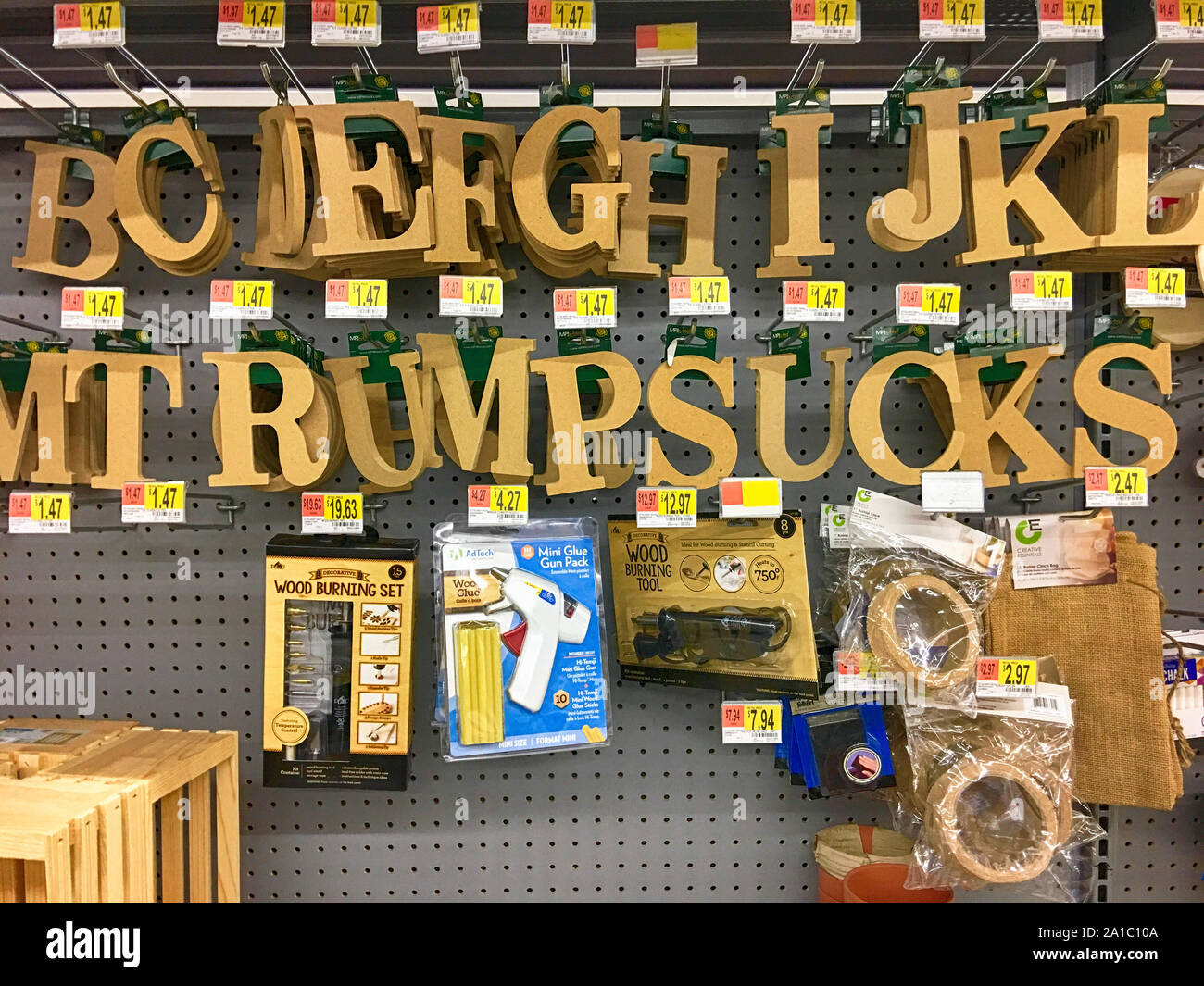 Lettere in un negozio riarrangiati per magia 'TRUMP aspira l' Foto Stock