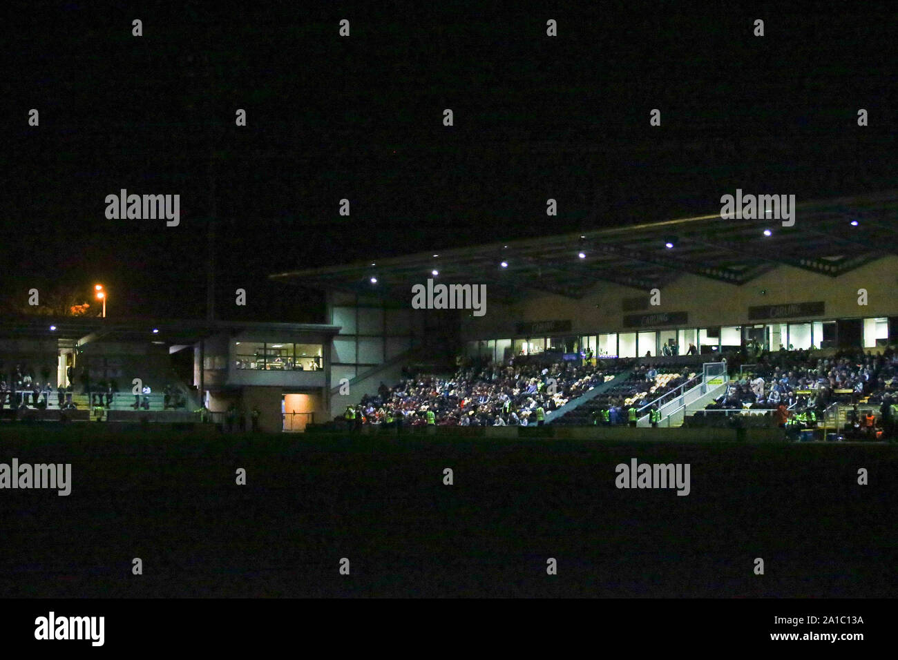 Burton upon Trent, Regno Unito. Xxv Sep, 2019. Guasto del proiettore risultati nelle tenebre all'interno del terreno durante il Carabao EFL Cup match tra Burton Albion e Bournemouth al Pirelli Stadium, Burton upon Trent, in Inghilterra il 25 settembre 2019. Foto di Mick Haynes. Solo uso editoriale, è richiesta una licenza per uso commerciale. Nessun uso in scommesse, giochi o un singolo giocatore/club/league pubblicazioni. Credit: UK Sports Pics Ltd/Alamy Live News Foto Stock