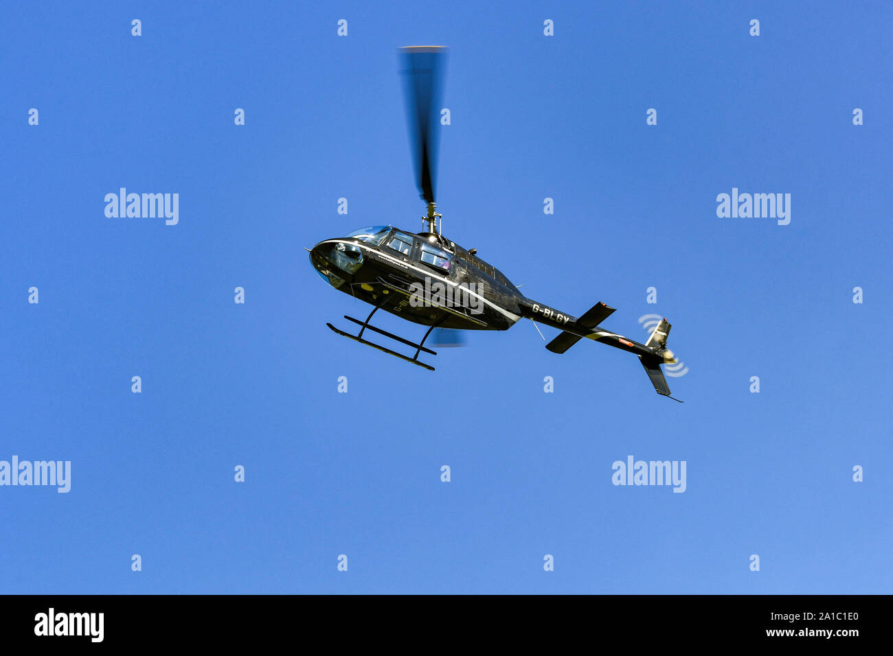 GLOUCESTER, Inghilterra - Settembre 2019: Bell Jetranger azionato da Heli-Flight in atterraggio a Gloucester l'Aeroporto di Staverton. Foto Stock
