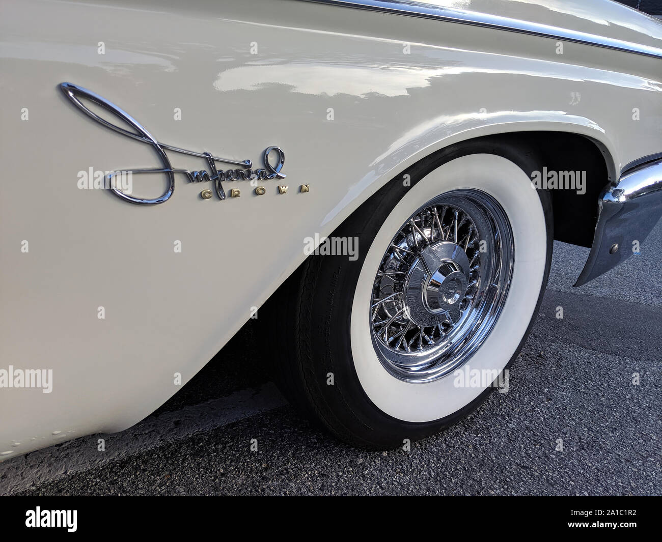 Un restaurato corona imperiale parafango corsive logo e pneumatici whitewall sono visti in un vintage auto da rally. Foto Stock