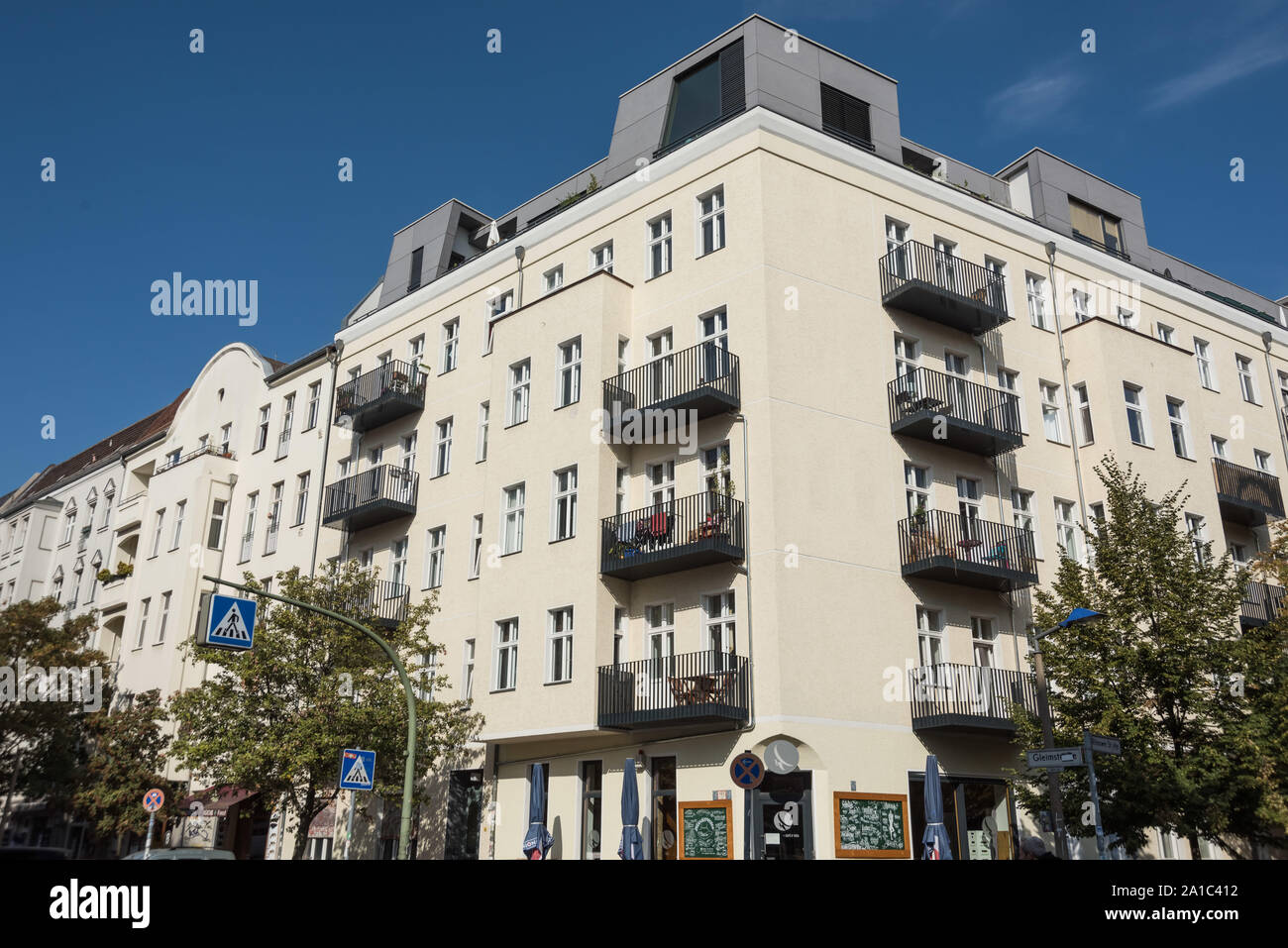 Berlino, typisches Wohnhaus in der Gleimstraße, Prenzlauer Berg, ehemals Ostberlin, heute saniert und modernisiert Foto Stock