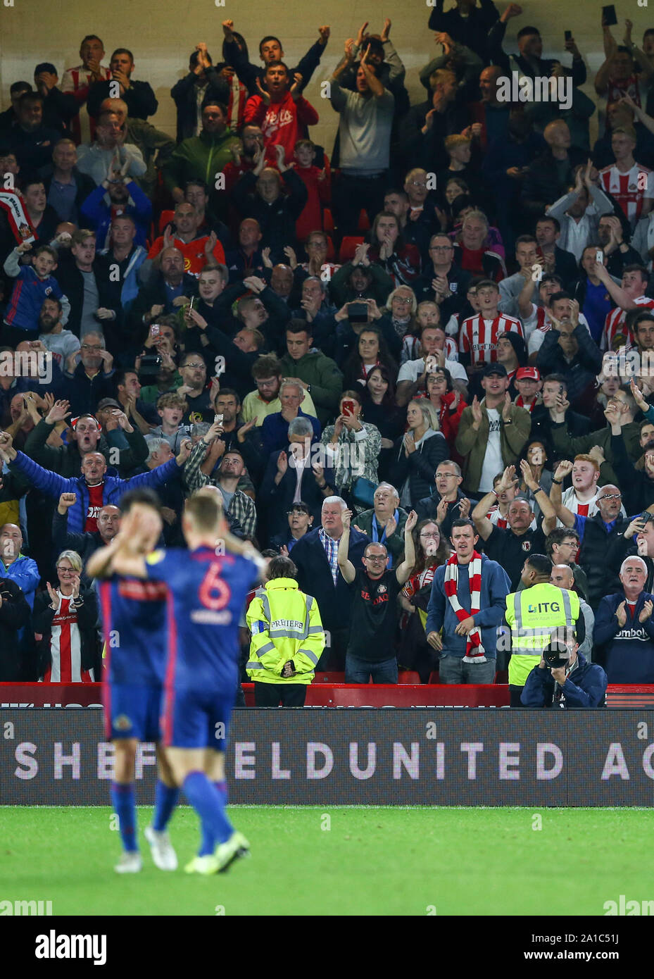 Sheffield, Yorkshire, Regno Unito. Xxv Sep, 2019. English Football League Cup Carabao, Sheffield Regno rispetto a Sunderland Athletic Football Club; Sunderland tifosi celebrano la loro vittoria come potenza max di Sunderland ottiene un alto cinque - rigorosamente solo uso editoriale. Nessun uso non autorizzato di audio, video, dati, calendari, club/campionato loghi o 'live' servizi. Online in corrispondenza uso limitato a 120 immagini, nessun video emulazione. Nessun uso in scommesse, giochi o un singolo giocatore/club/league pubblicazioni Credit: Azione Plus immagini di sport/Alamy Live News Foto Stock