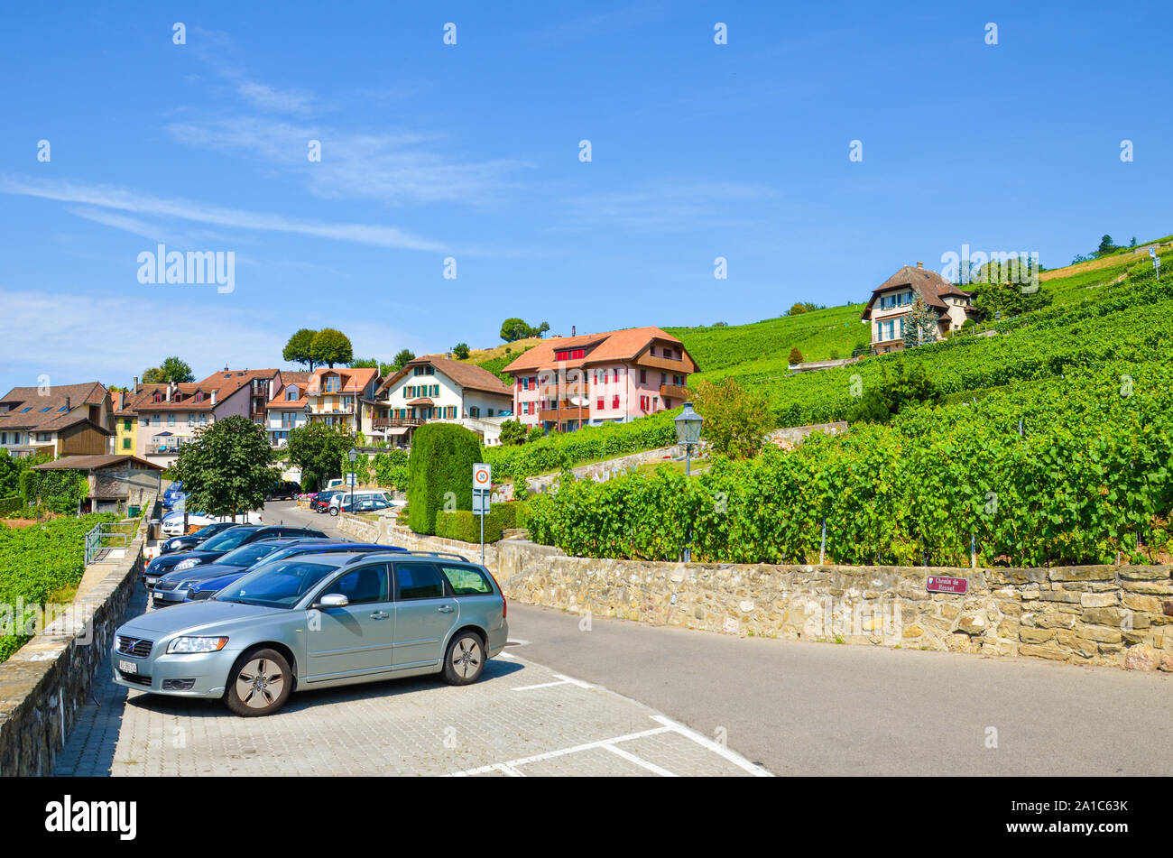 Rivaz, Svizzera - 26 Luglio 2019: Bella viticola Rivaz villaggio a Lavaux regione vinicola, Svizzera. Parcheggio circondato dal verde della vigna sul pendio dal pittoresco villaggio. Swiss estate. Foto Stock