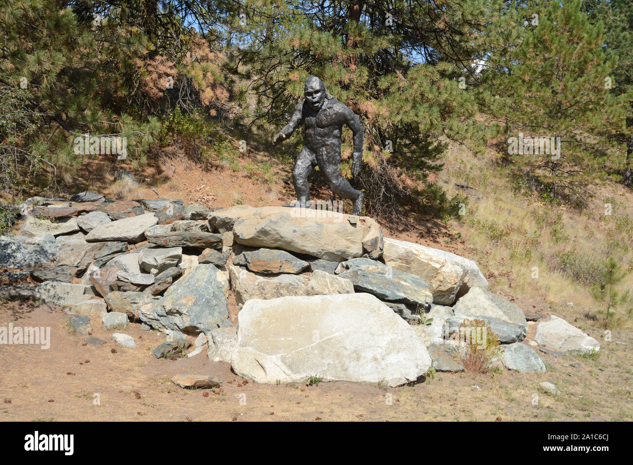 Una statua di metallo di un Sasquatch o Bigfoot, camminando lungo il lato del Crowsnest Highway, vicino Osoyoos, British Columbia, Canada . Foto Stock