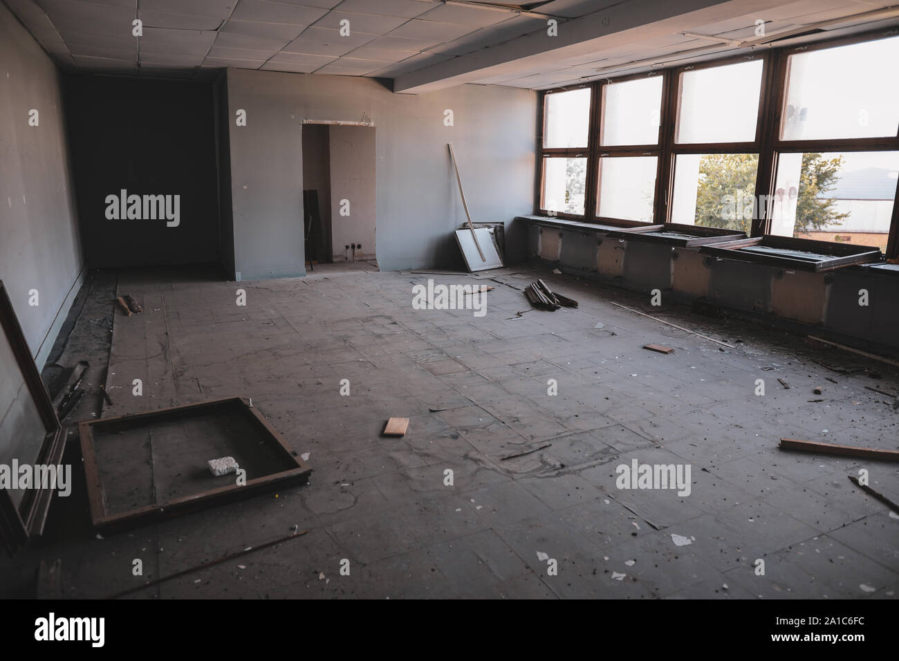 Sporchi le stanze vuote, con vetri rotti e mobili, in un edificio abbandonato. Foto Stock