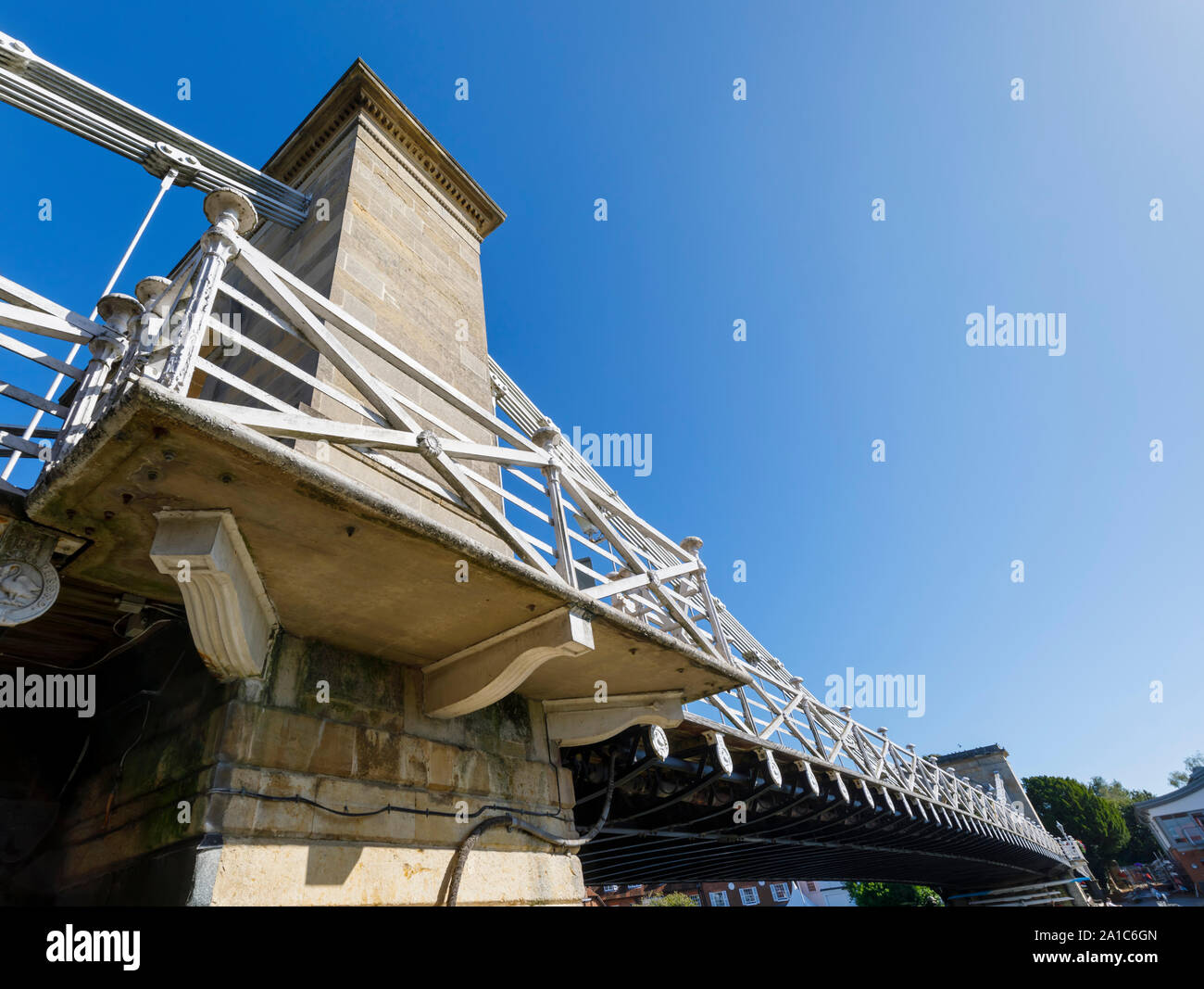Vista della Torre Nord del Marlow sospensione ponte che attraversa il fiume Tamigi nel Wycombe distretto di Buckinghamshire, Inghilterra del sud-est Foto Stock