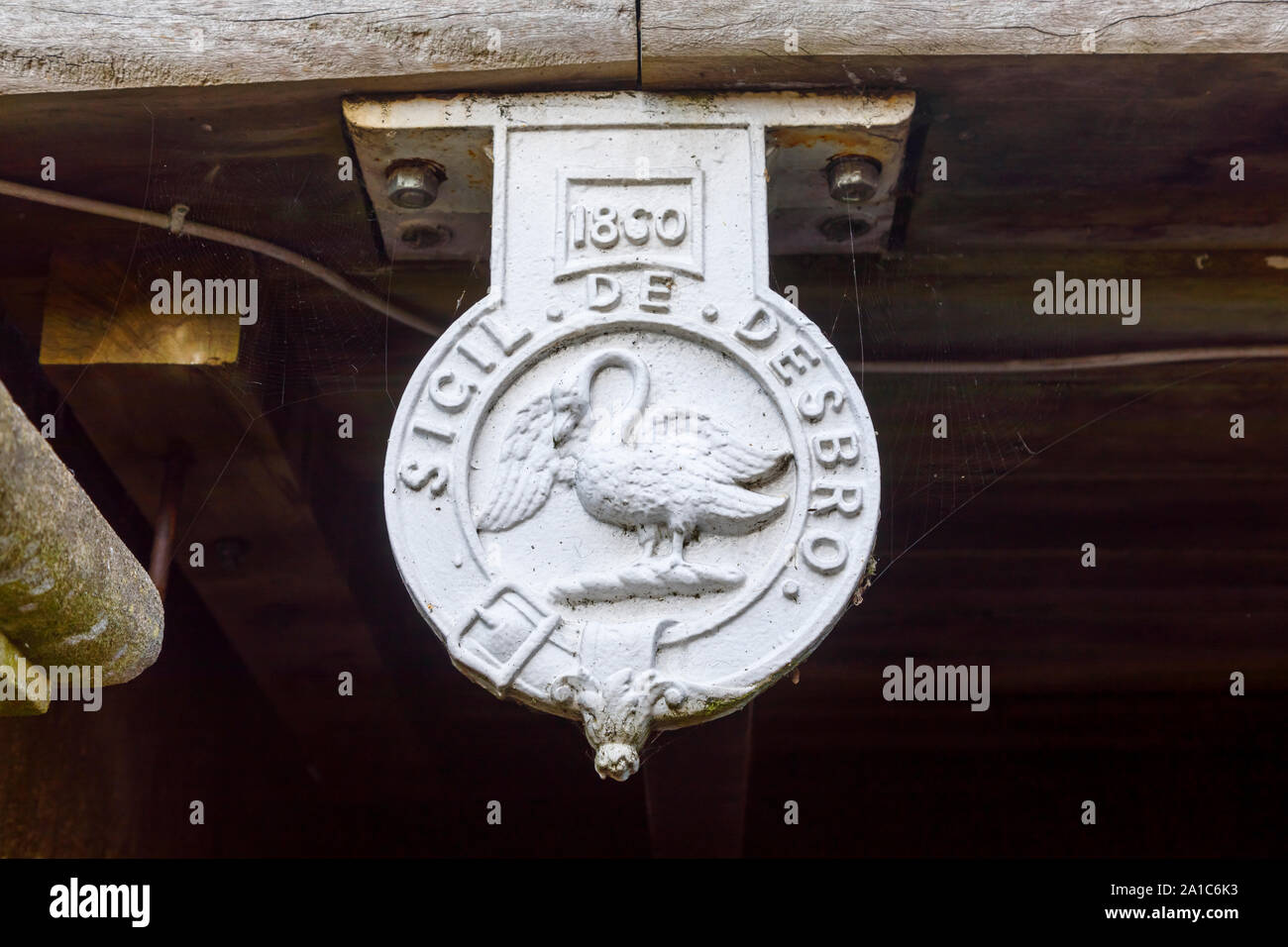 Decorazione datata 1860 su Marlow Bridge, Vittoriano di un ponte di sospensione nella città sul fiume Tamigi nel Buckinghamshire, Inghilterra del sud-est Foto Stock
