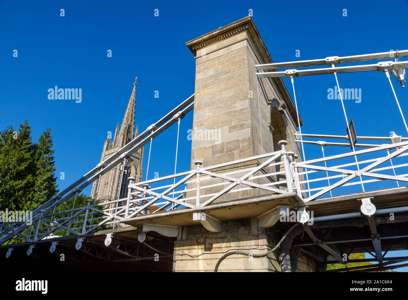 Vista della Torre Nord del Marlow sospensione ponte che attraversa il fiume Tamigi nel Wycombe distretto di Buckinghamshire, Inghilterra del sud-est Foto Stock