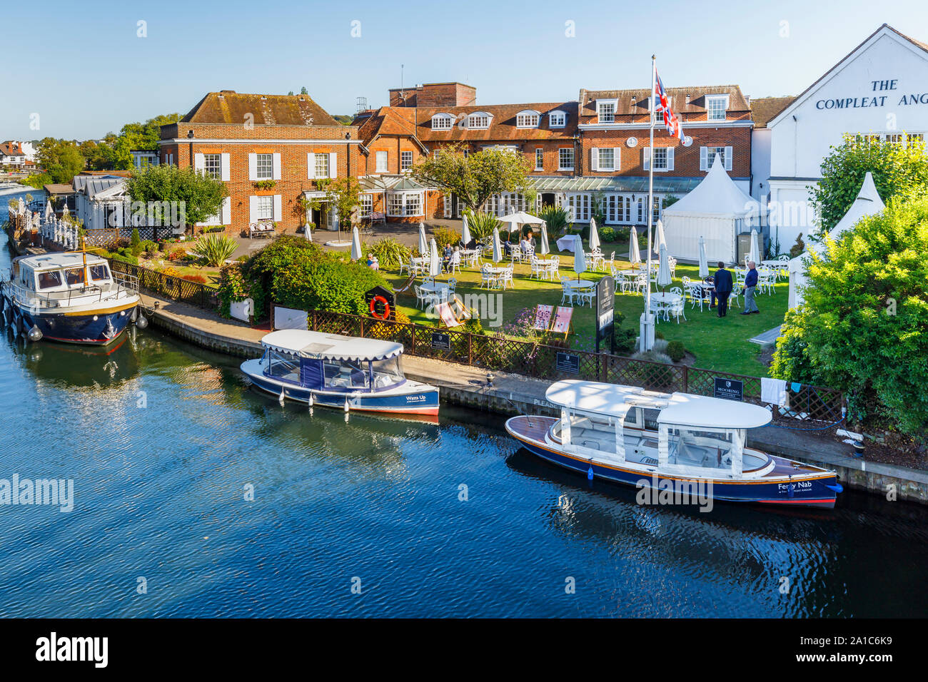 Marlow, una cittadina sul fiume Tamigi nel Wycombe distretto di Buckinghamshire, Inghilterra sudorientale: vista del fiume del Compleat Angler Foto Stock