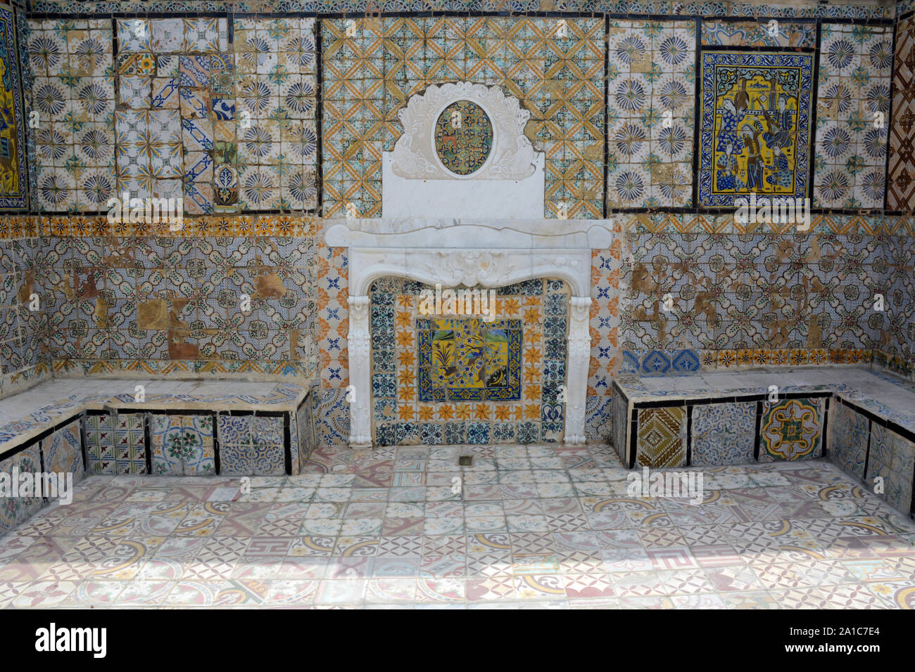 Il XVII secolo le piastrelle di ceramica contenente opere d'arte islamica sul tetto di un edificio nella medina (città vecchia) di Tunisi, Tunisia Foto Stock