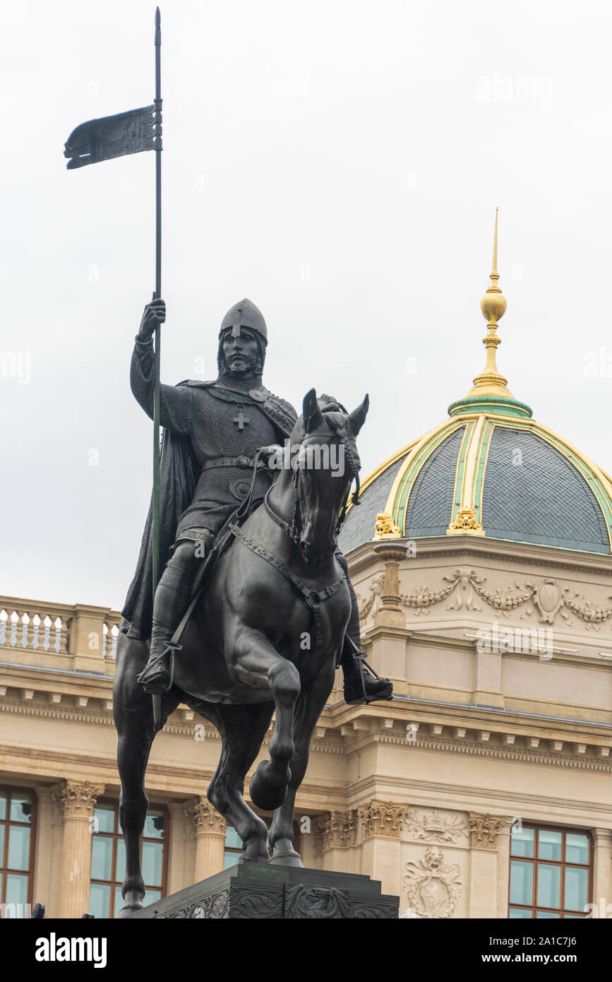 Centro di Praga: la piazza Venceslao, la statua equestre di San Venceslao a cavallo. Neorenaissance Museo Nazionale di Praga sullo sfondo. Foto Stock