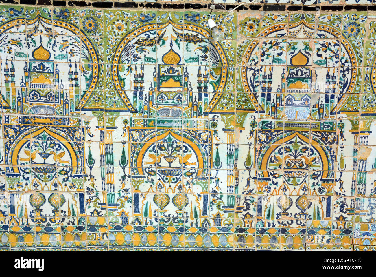 Il XVII secolo le piastrelle di ceramica contenente opere d'arte islamica sul tetto di un edificio nella medina (città vecchia) di Tunisi, Tunisia Foto Stock
