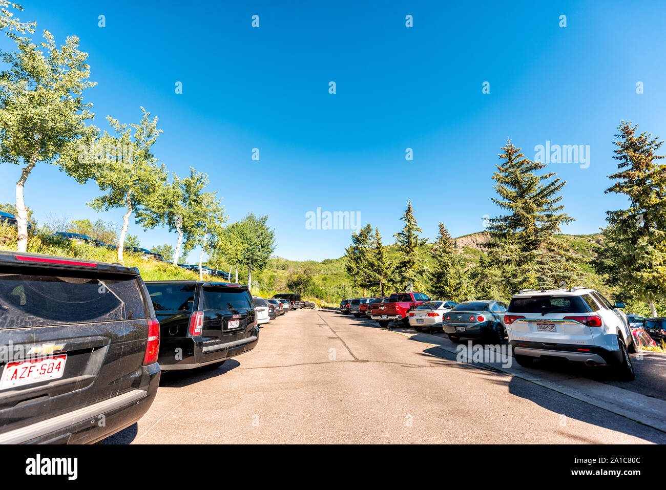 Aspen, Stati Uniti d'America - 21 Luglio 2019: Snowmass Village città nel centro cittadino di Colorado con parcheggio in città alta con vetture di un ampio angolo di visione Foto Stock