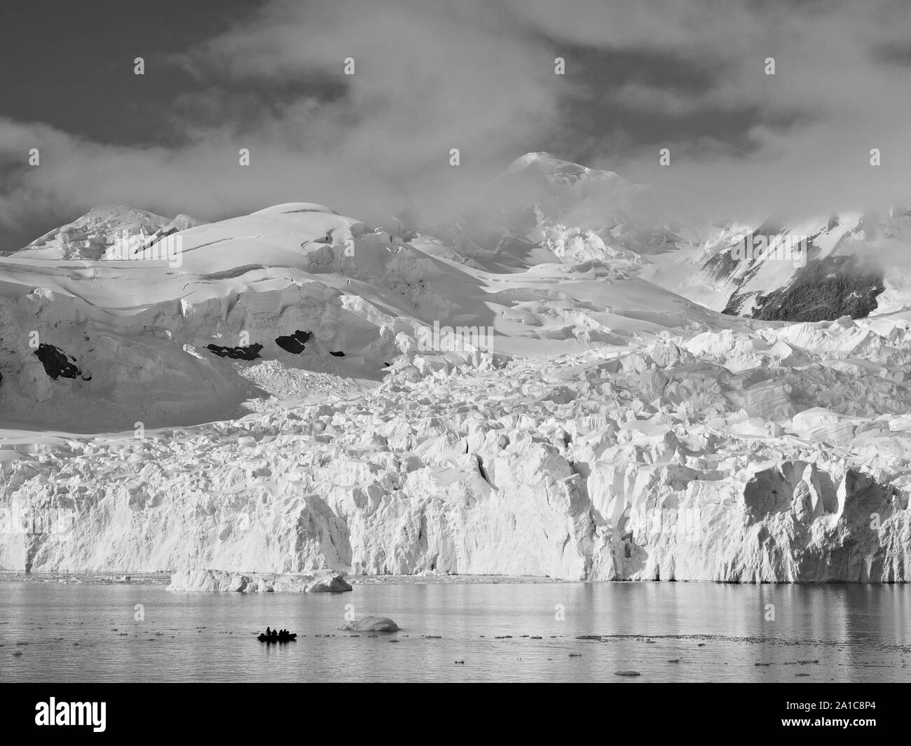 L'Antartide paesaggio Paradise Bay in bianco e nero di Glacier Foto Stock