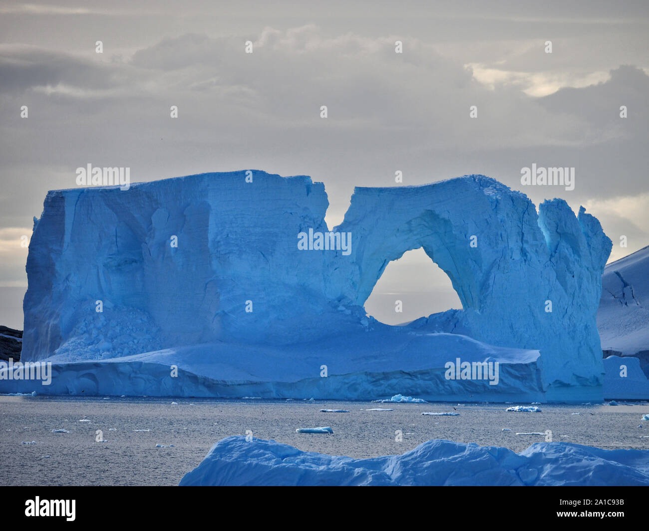 Penisola antartica grande grande massiccio arco Iceberg Foto Stock