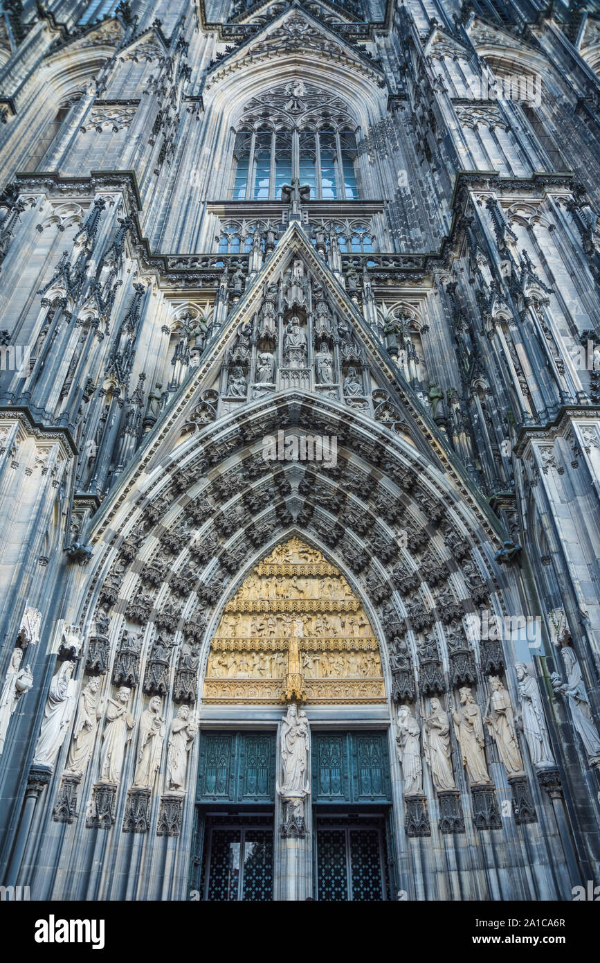 Der Kölner Dom (offiziell: Hohe Domkirche Sankt Petrus) ist eine römisch-katholische Kirche in Köln unter dem Patrozinium des Apostels Petrus. Foto Stock