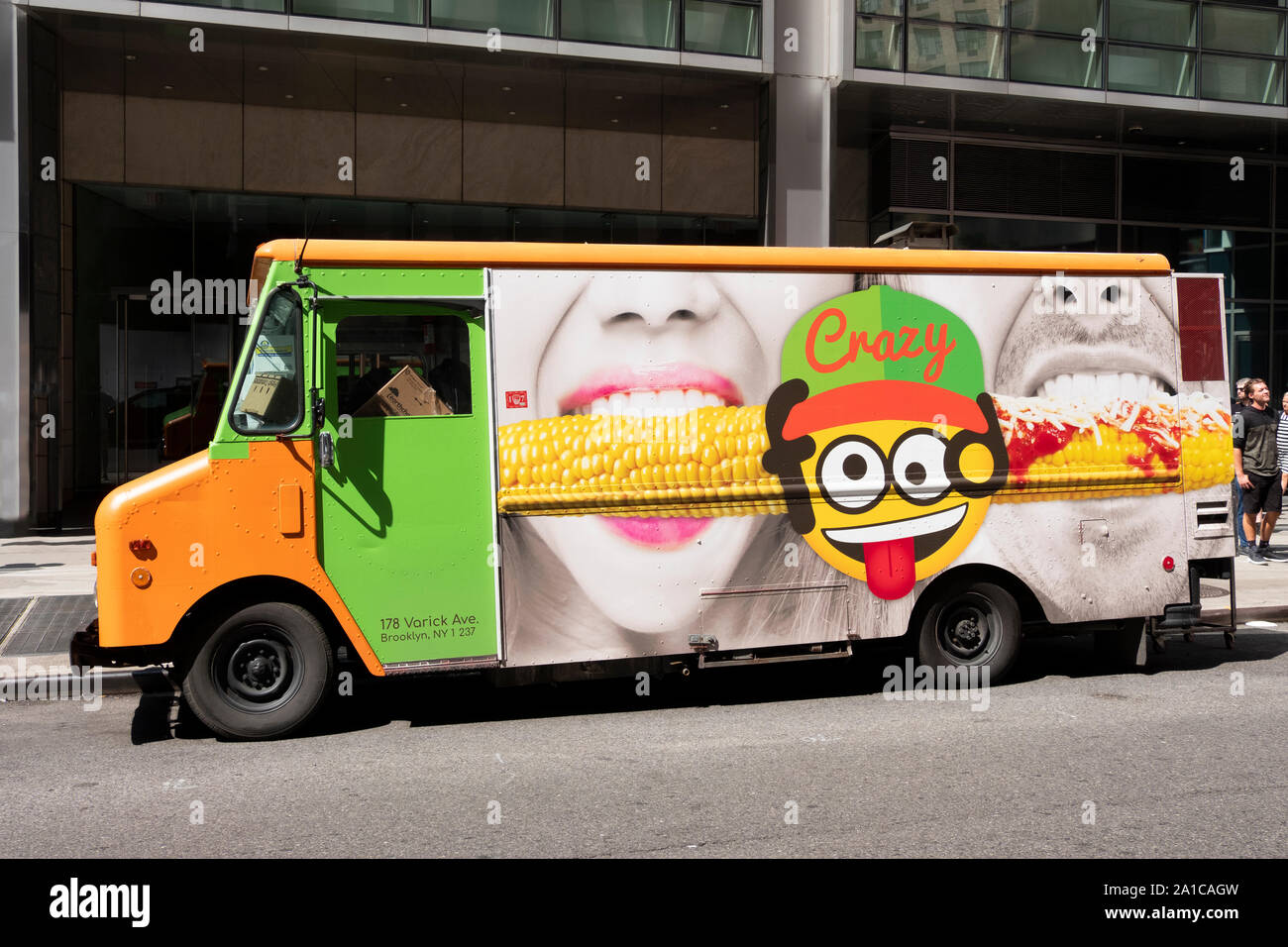 La colorata CRAZY cibo carrello parcheggiato su Broadway in Midtown Manhattan, a New York City. Foto Stock