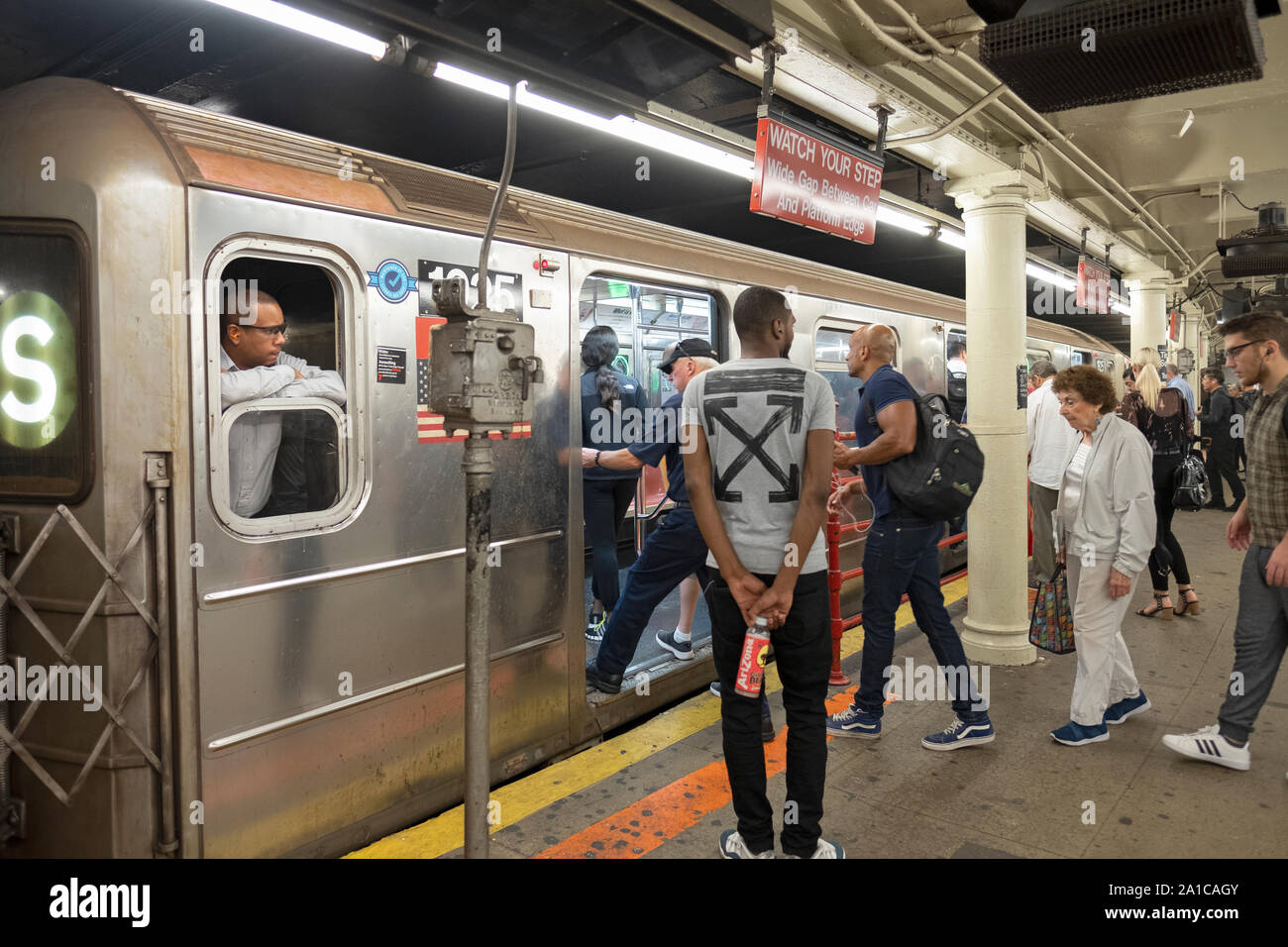 Un conduttore attende come passeggeri immettere la s il treno, la metropolitana navetta da Times Square a Grand Central Station. A Manhattan, New York City. Foto Stock