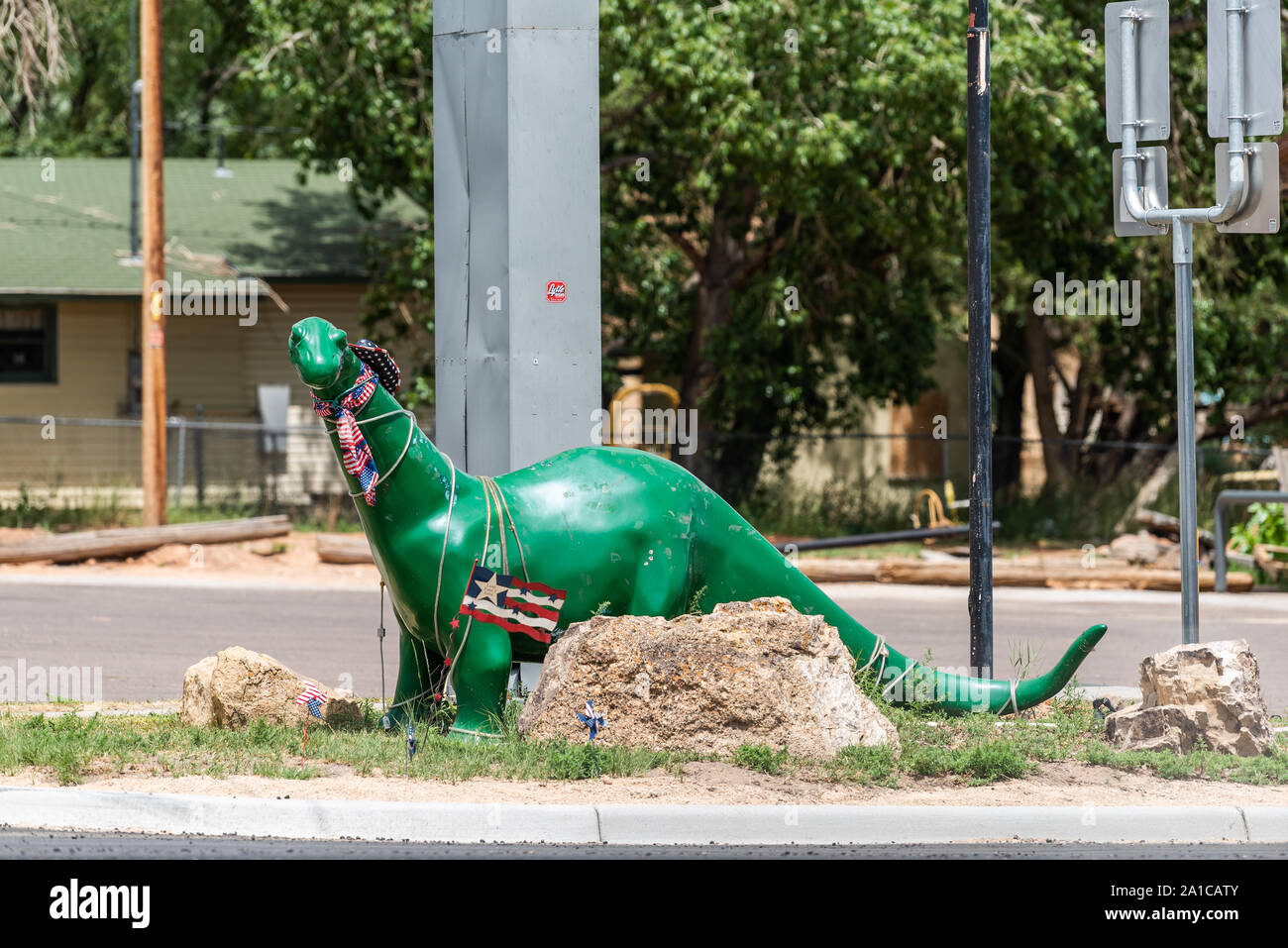 Manila, STATI UNITI D'AMERICA - Luglio 24, 2019: scultura di dinosauri in Sinclair stazione di gas in città vicino Flaming Gorge Utah nazionale Area ricreativa parco vicino Wyoming b Foto Stock