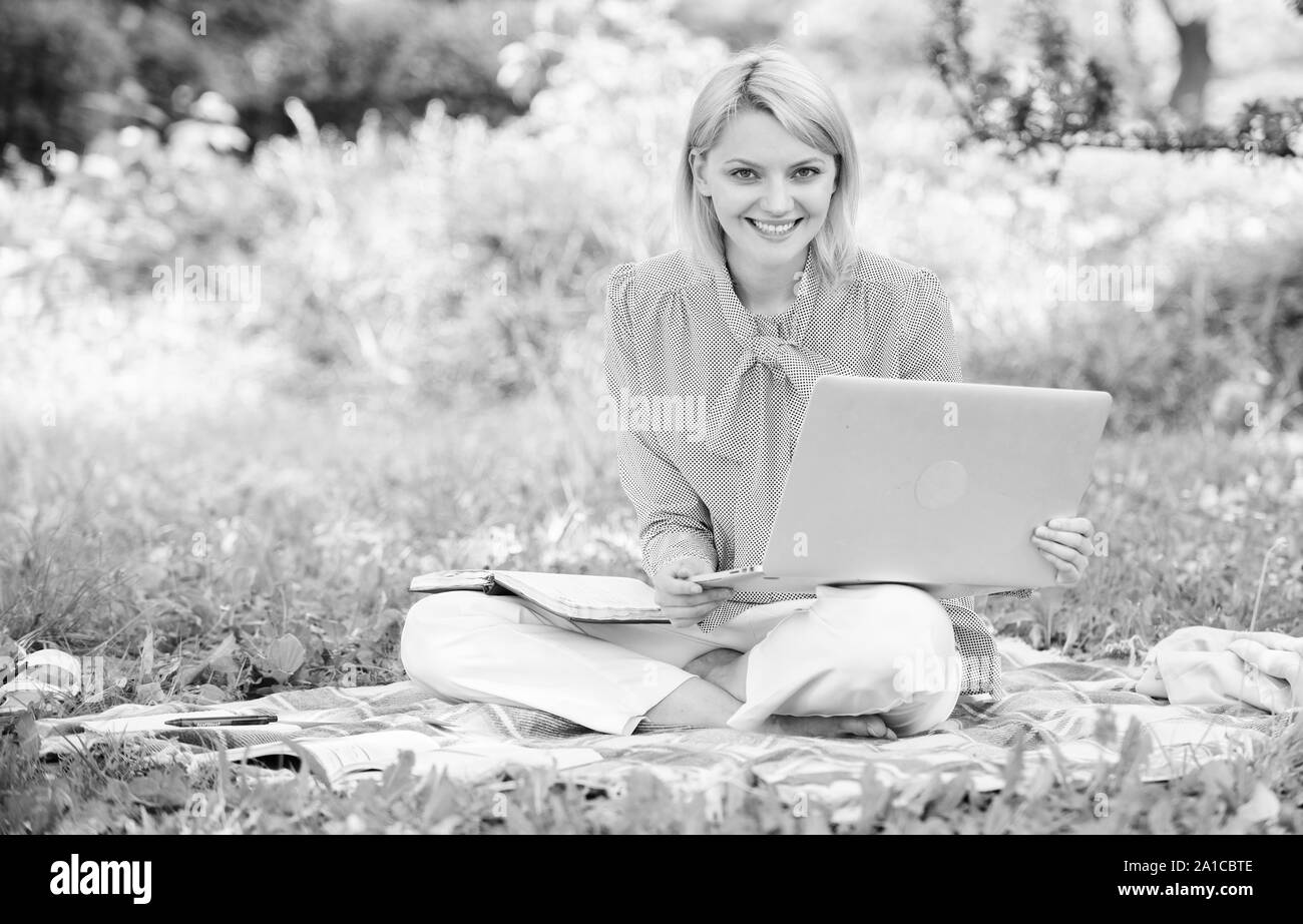 Diventare libero professionista di successo. Donna con notebook sedersi sul tappeto erba prato. Online carriera freelance concetto. Guida di avviamento carriera freelance. Piacevole l'occupazione. Business lady freelance lavoro all'esterno. Foto Stock