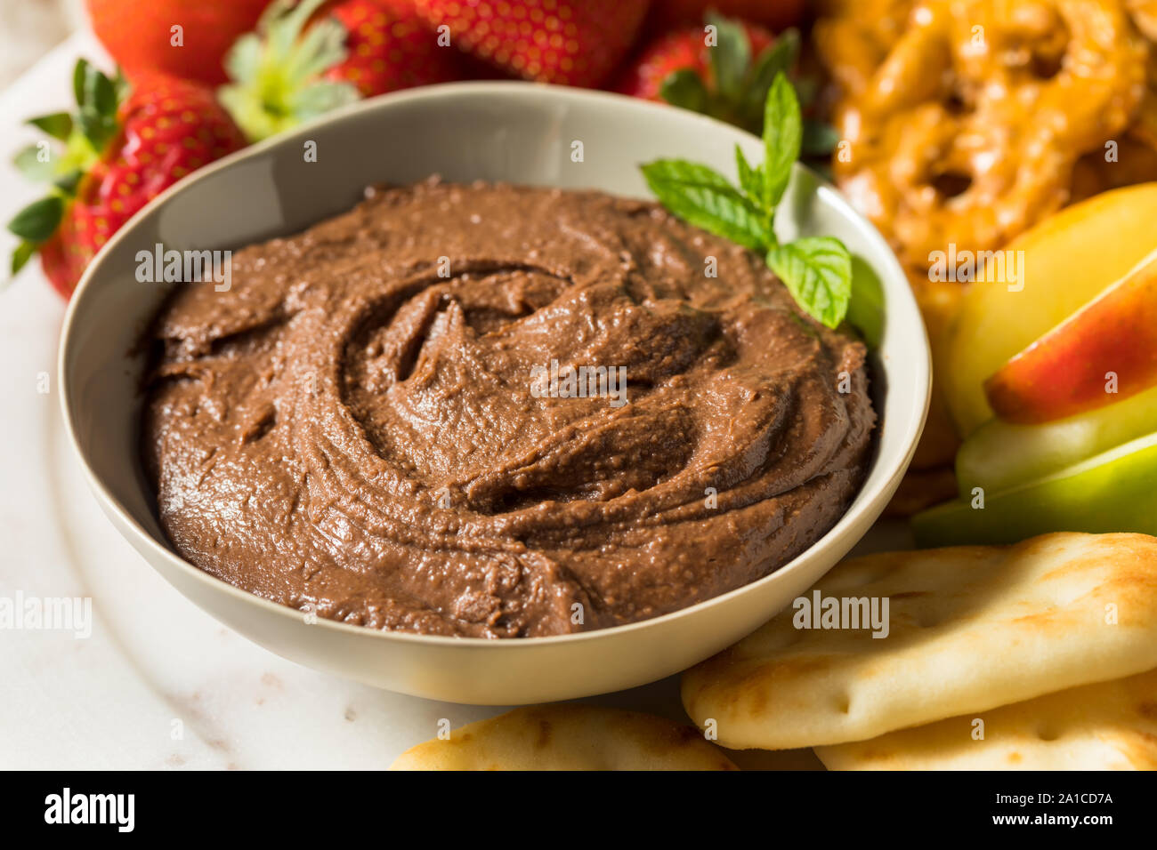 Cioccolato artigianale Dessert Hummus Dip con mele e Naan Foto Stock