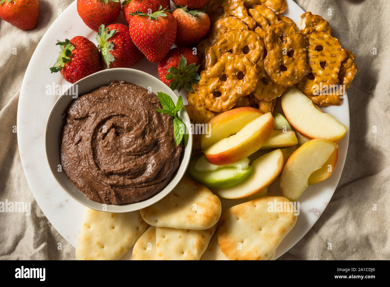 Cioccolato artigianale Dessert Hummus Dip con mele e Naan Foto Stock