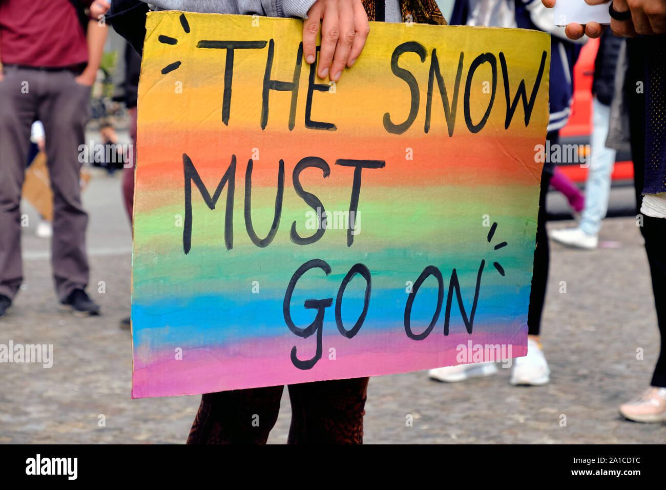 Cartello "la neve deve andare sull' con arcobaleno su un clima globale sciopero da Porta di Brandeburgo a Berlino Foto Stock